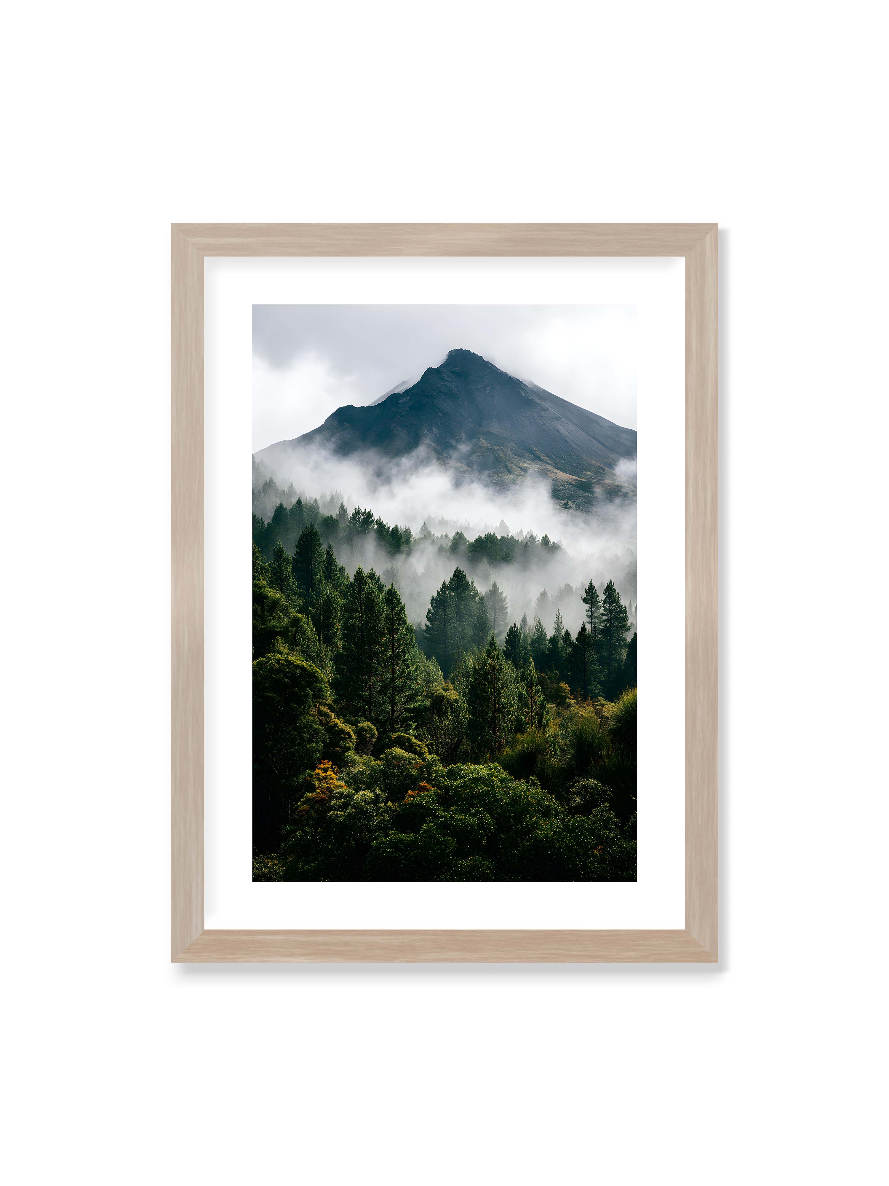 50x70 cm mit weißem Galerie-Rand im Eichenrahmen – Berggipfel, umhüllt von Nebel, mit dichten Wäldern im Vordergrund.