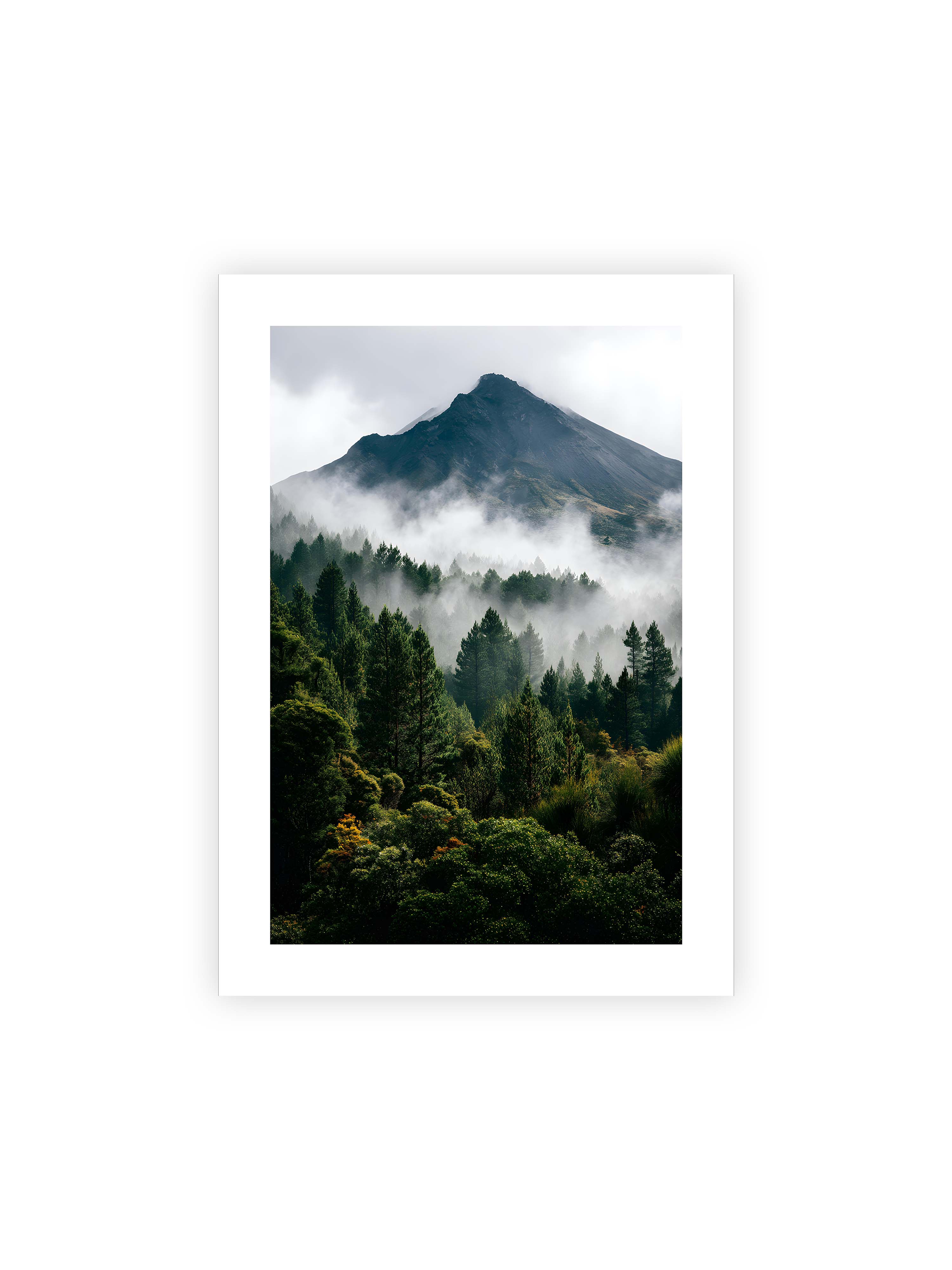 50x70 cm mit weißem Galerie-Rand ohne Rahmen – Berggipfel, umhüllt von Nebel, mit dichten Wäldern im Vordergrund.