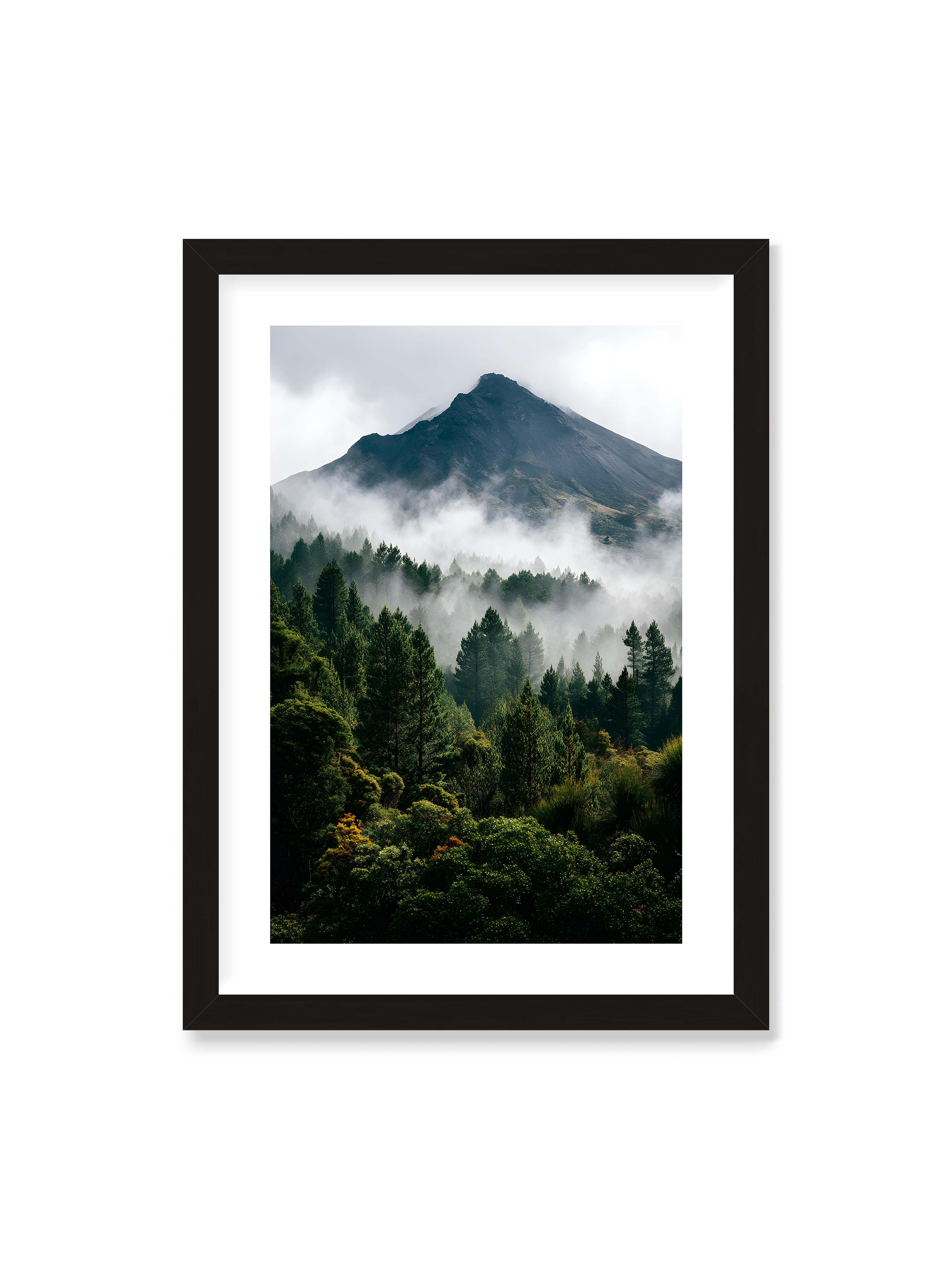 50x70 cm mit weißem Galerie-Rand mit schwarzem Rahmen – Berggipfel, umhüllt von Nebel, mit dichten Wäldern im Vordergrund.