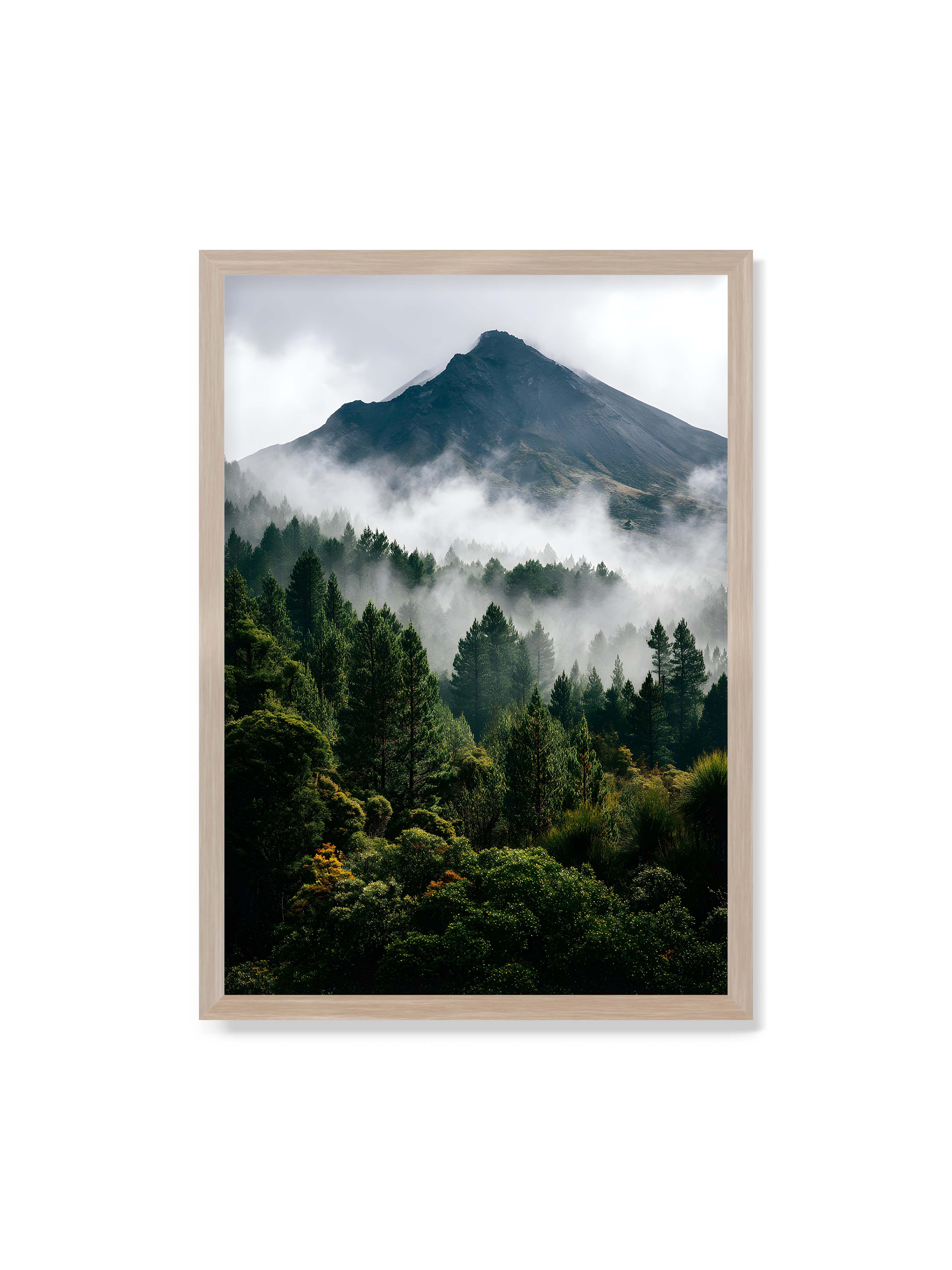 70x100 cm ohne Galerie-Rand im Eichenrahmen – Berggipfel, umhüllt von Nebel, mit dichten Wäldern im Vordergrund.