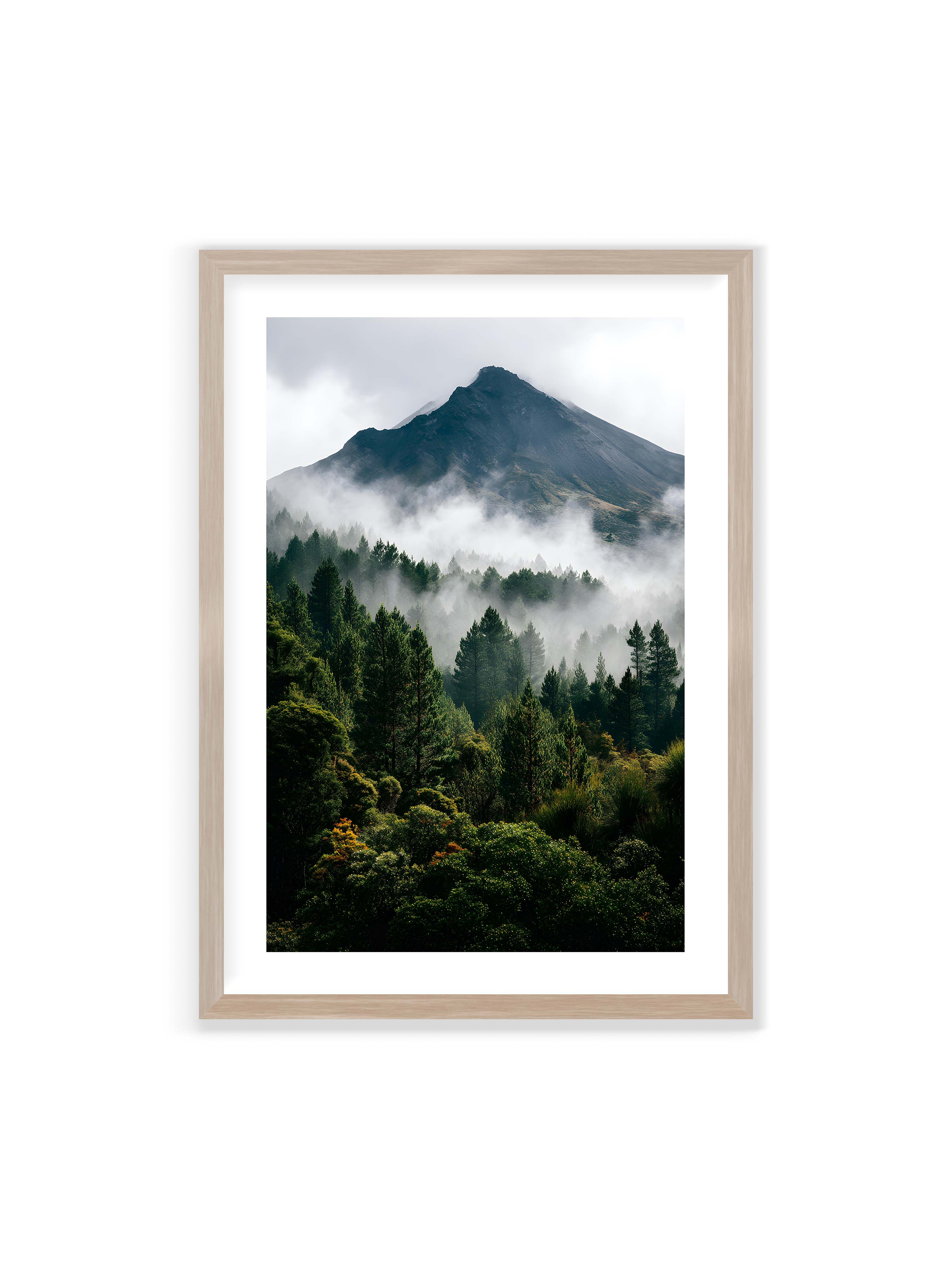 70x100 cm mit weißem Galerie-Rand im Eichenrahmen – Berggipfel, umhüllt von Nebel, mit dichten Wäldern im Vordergrund.