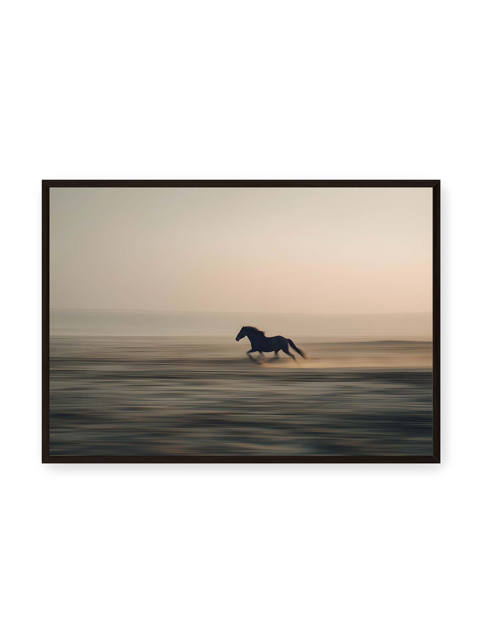 70x100 cm, schwarzer Rahmen – Dunkles Pferd in Bewegung mit starker Unschärfe vor ruhigem, weichem Horizont.