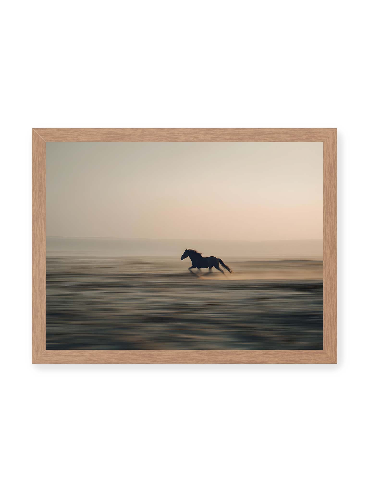30x40 cm, Eichenrahmen – Dunkles Pferd in Bewegung mit starker Unschärfe vor ruhigem, weichem Horizont.