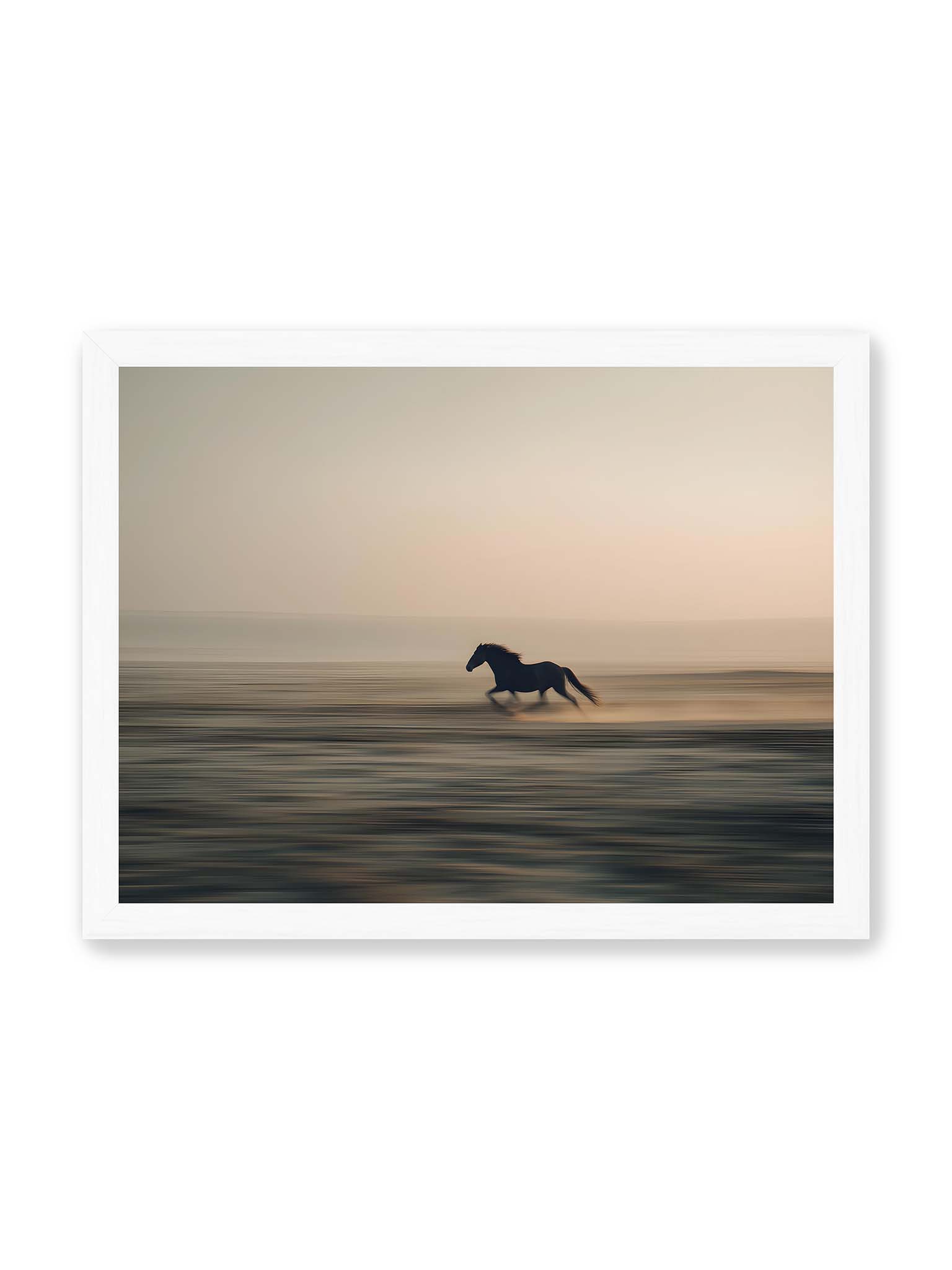 30x40 cm, weißer Rahmen – Dunkles Pferd in Bewegung mit starker Unschärfe vor ruhigem, weichem Horizont.