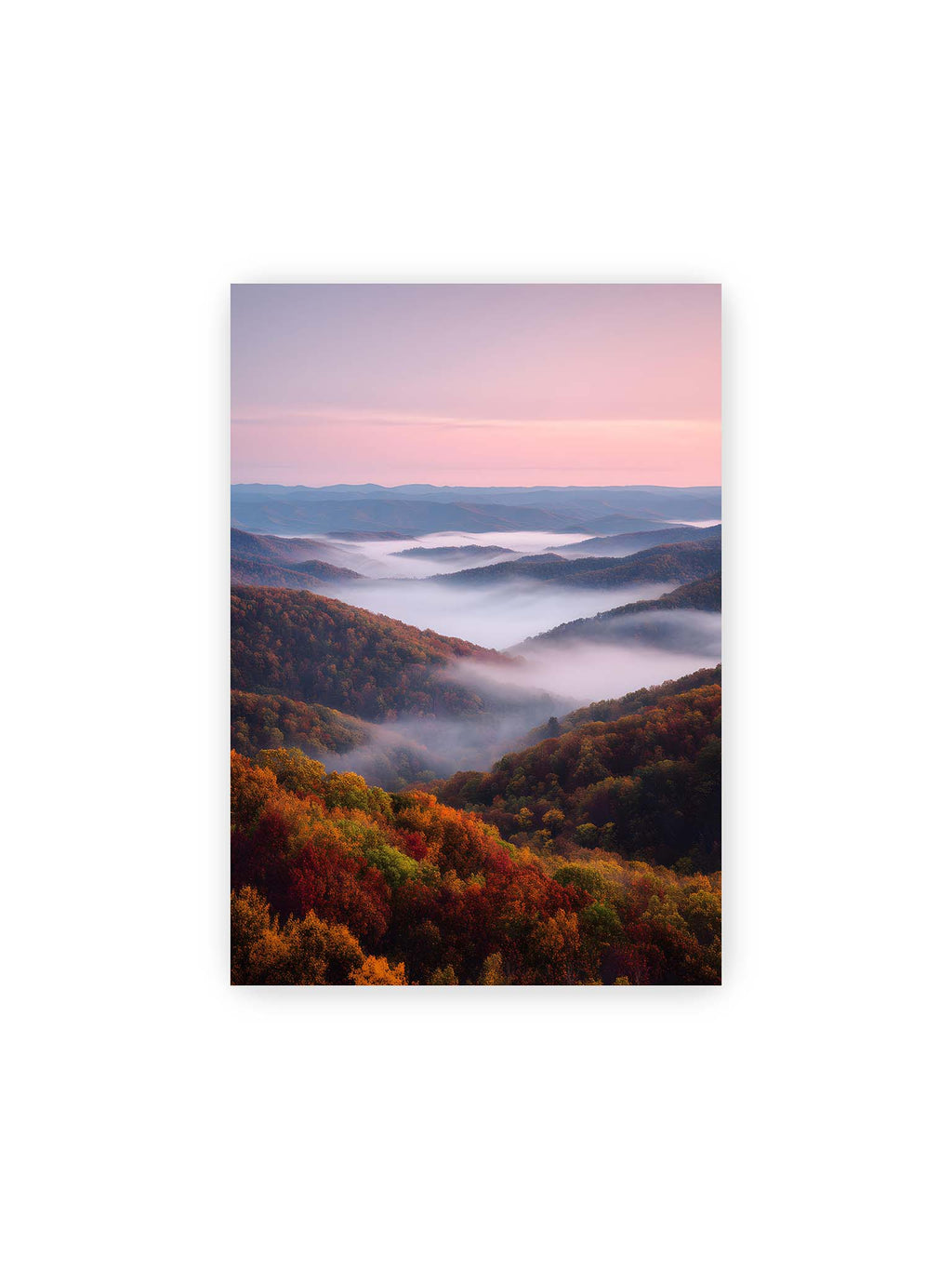 21x30 cm – Nebel zieht durch herbstliche Berglandschaft mit bunten Wäldern und sanften Hügeln.