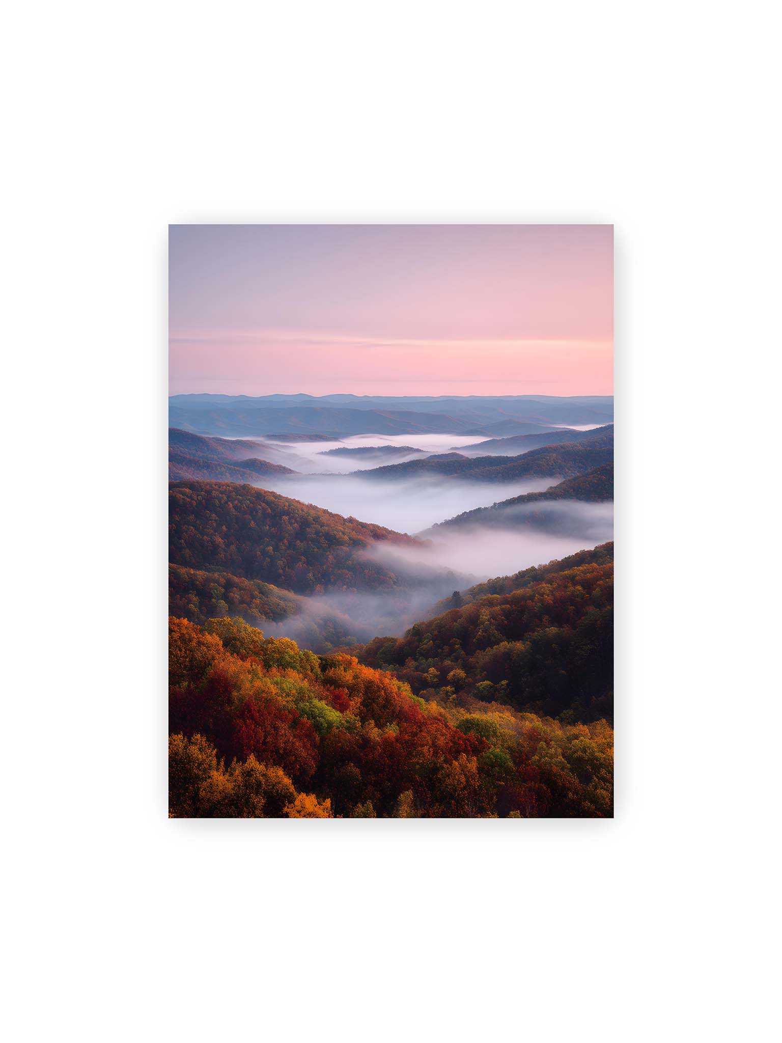 30x40 cm – Nebel zieht durch herbstliche Berglandschaft mit bunten Wäldern und sanften Hügeln.
