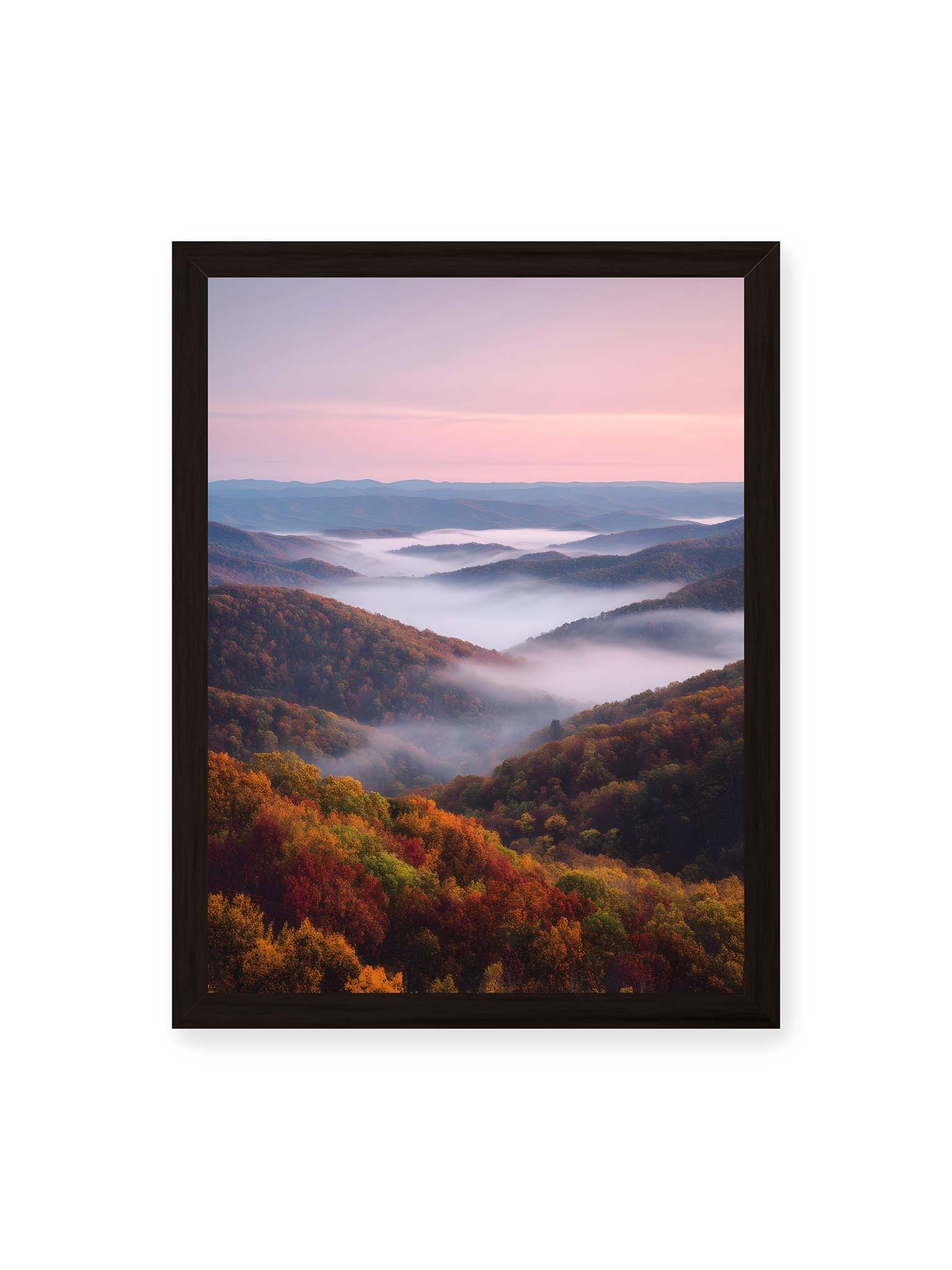 30x40 cm, schwarzer Rahmen – Nebel zieht durch herbstliche Berglandschaft mit bunten Wäldern und sanften Hügeln.