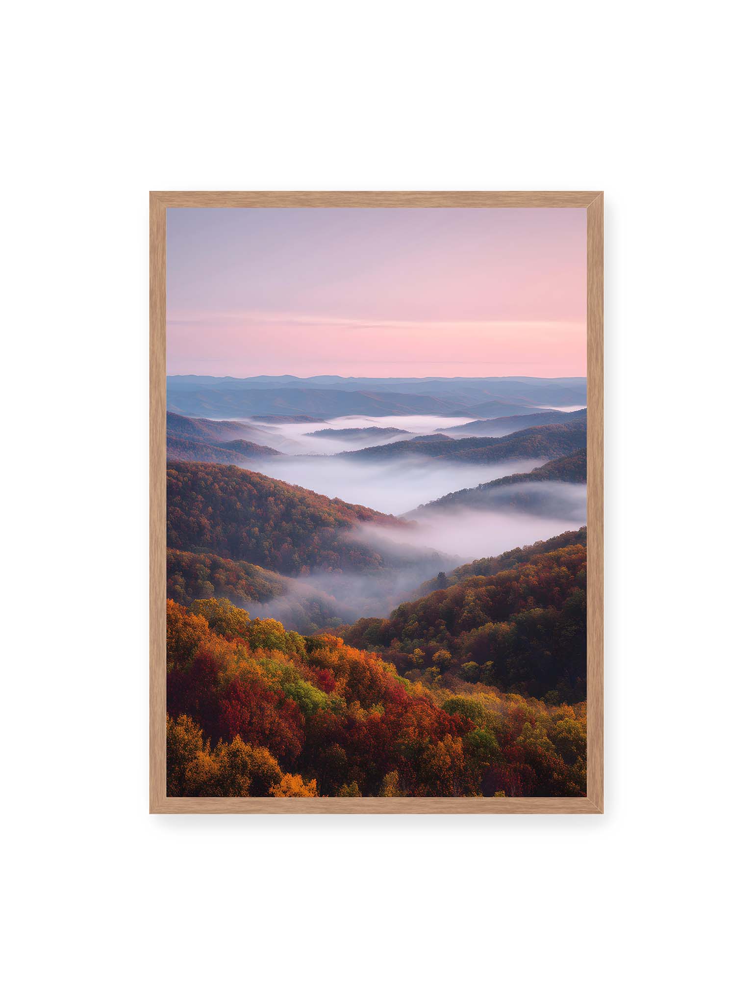 50x70 cm, Eichenrahmen – Nebel zieht durch herbstliche Berglandschaft mit bunten Wäldern und sanften Hügeln.
