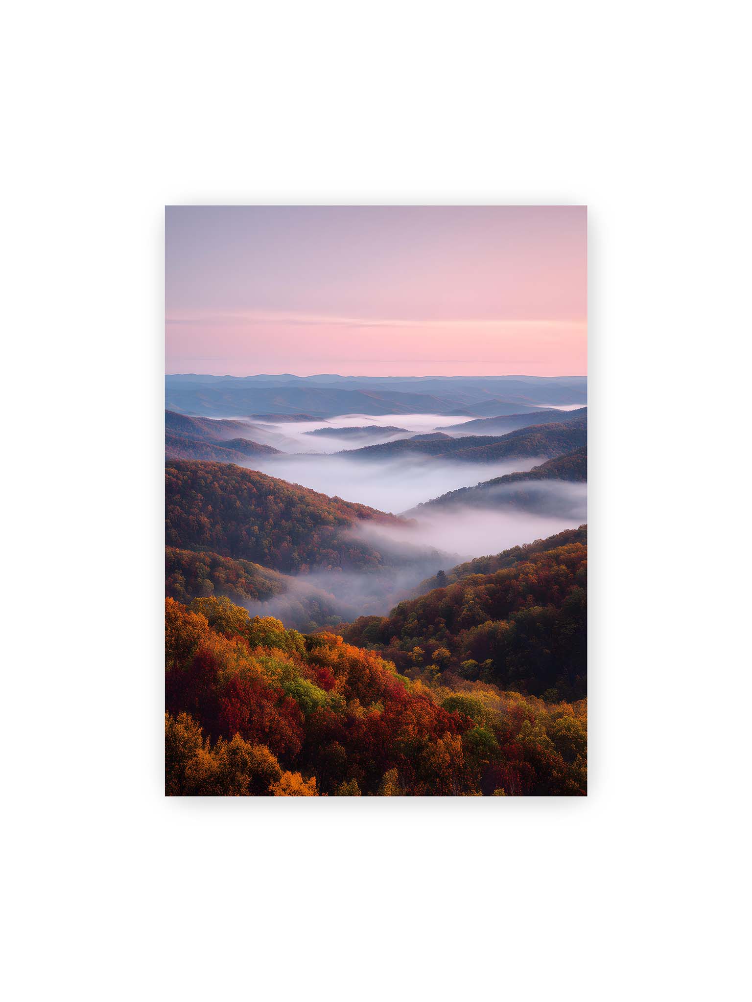 50x70 cm – Nebel zieht durch herbstliche Berglandschaft mit bunten Wäldern und sanften Hügeln.
