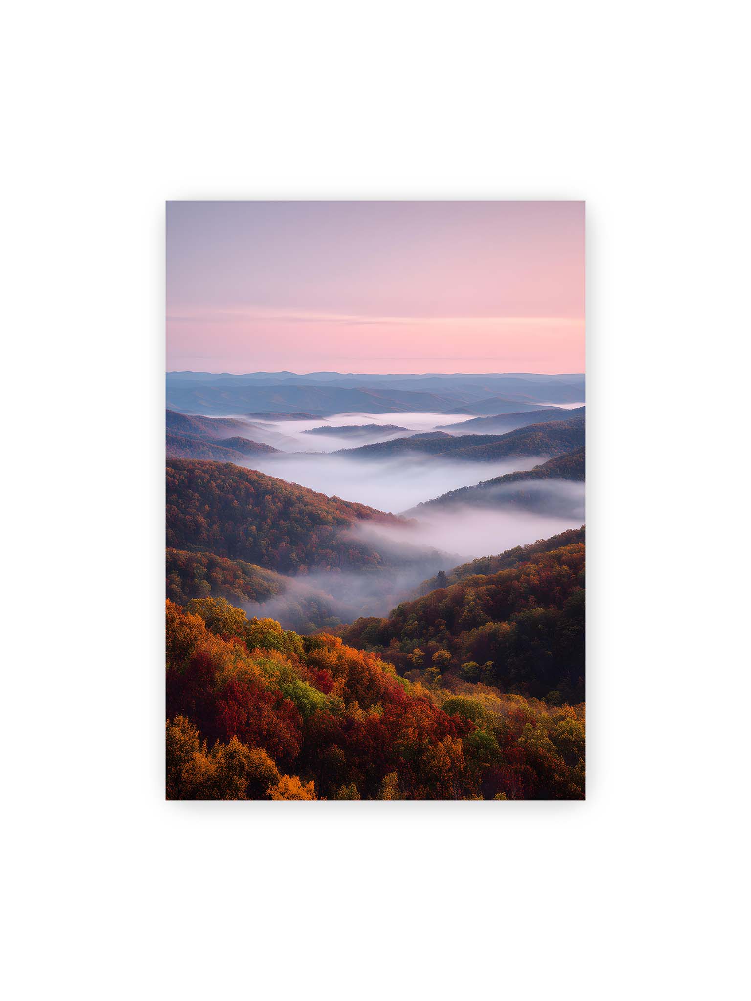 70x100 cm – Nebel zieht durch herbstliche Berglandschaft mit bunten Wäldern und sanften Hügeln.