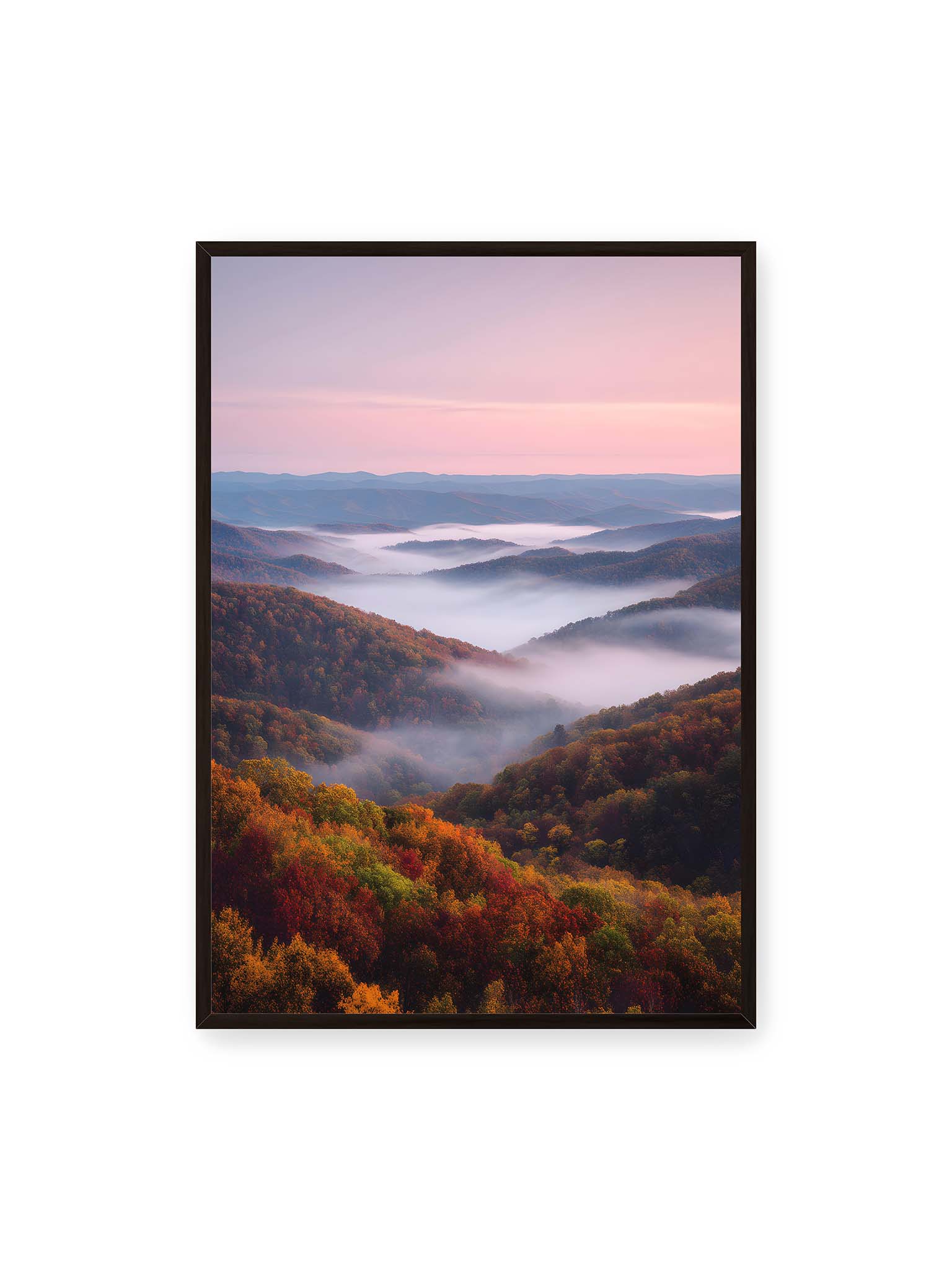 70x100 cm, schwarzer Rahmen – Nebel zieht durch herbstliche Berglandschaft mit bunten Wäldern und sanften Hügeln.
