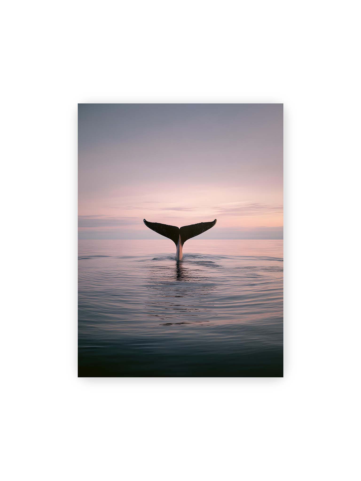 30x40 cm – Walflosse ragt aus ruhigem Meer bei sanftem Himmel und zarten Farbübergängen.