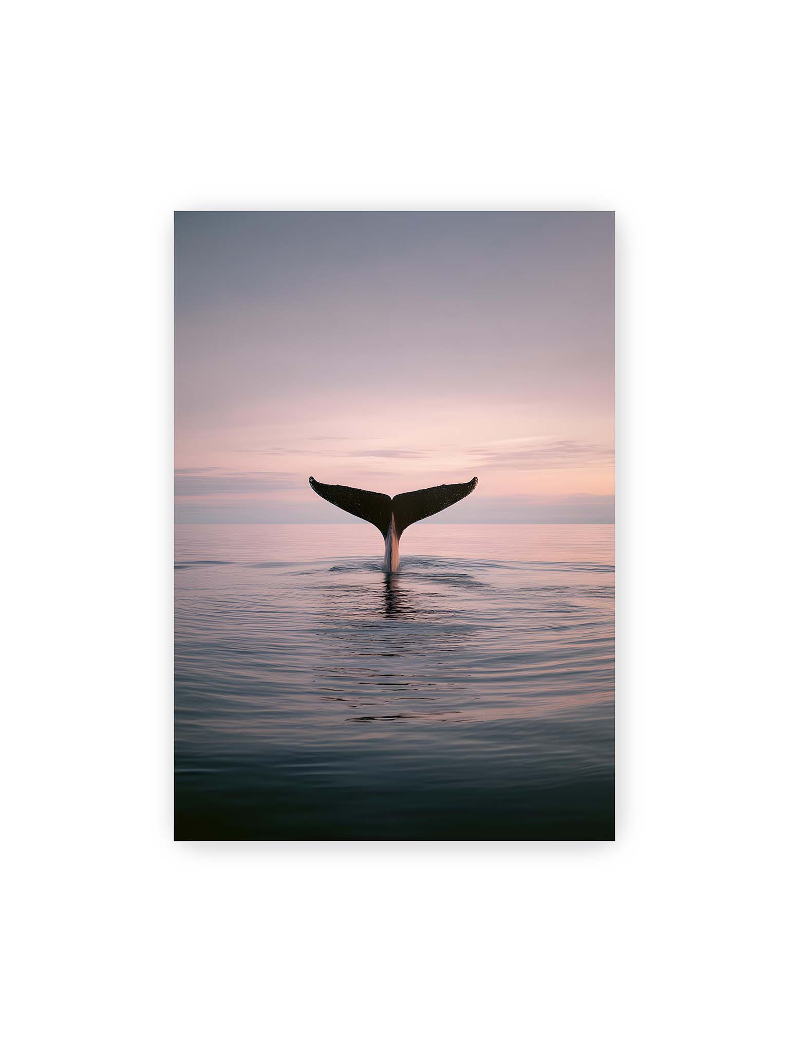 70x100 cm – Walflosse ragt aus ruhigem Meer bei sanftem Himmel und zarten Farbübergängen.