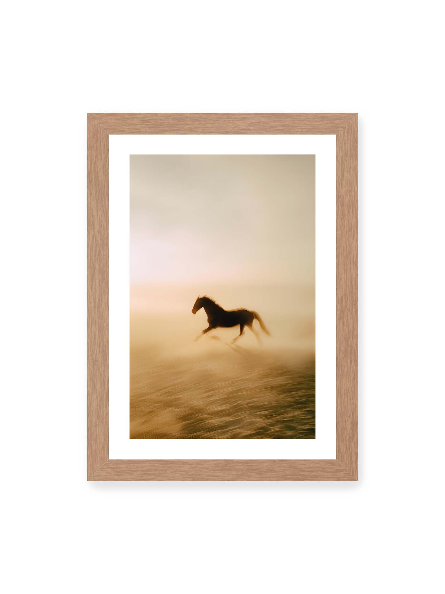 21x30 cm, weißer Galerie-Rand, Eichenrahmen – Pferd läuft durch goldenen Staub mit starker Bewegungsunschärfe in warmer Lichtstimmung.