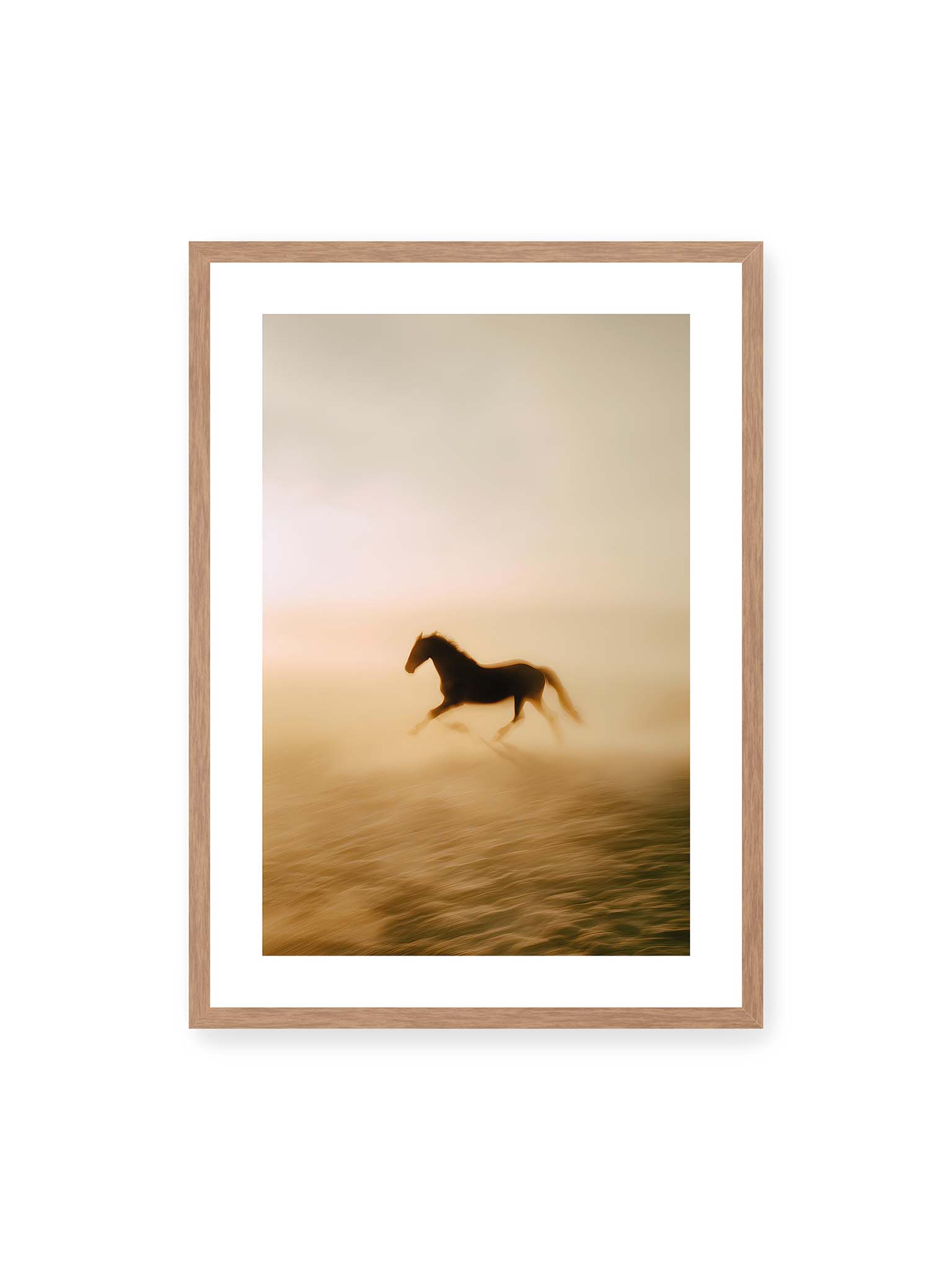 50x70 cm, weißer Galerie-Rand, Eichenrahmen – Pferd läuft durch goldenen Staub mit starker Bewegungsunschärfe in warmer Lichtstimmung.