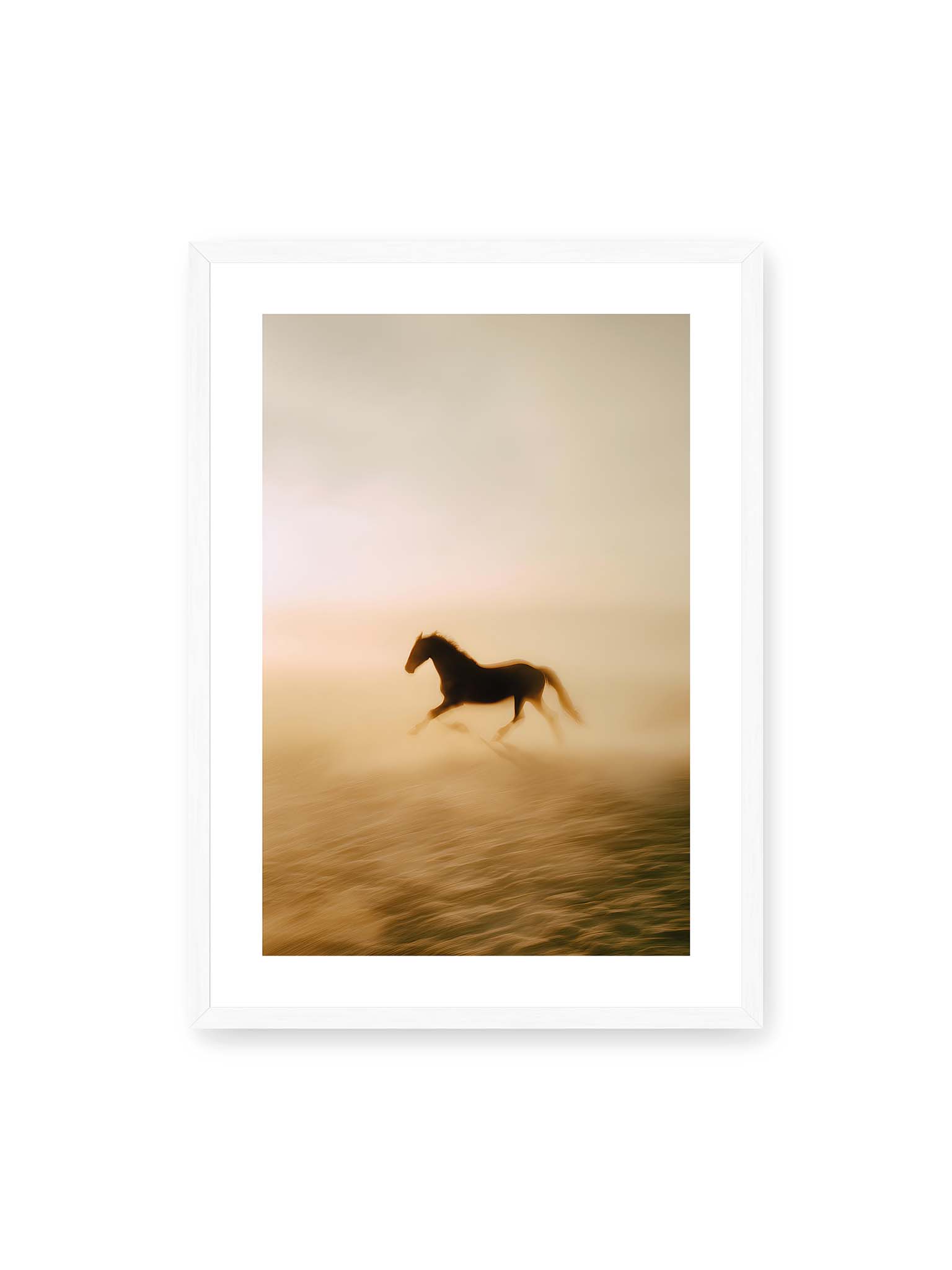 50x70 cm, weißer Galerie-Rand, weißer Rahmen – Pferd läuft durch goldenen Staub mit starker Bewegungsunschärfe in warmer Lichtstimmung.