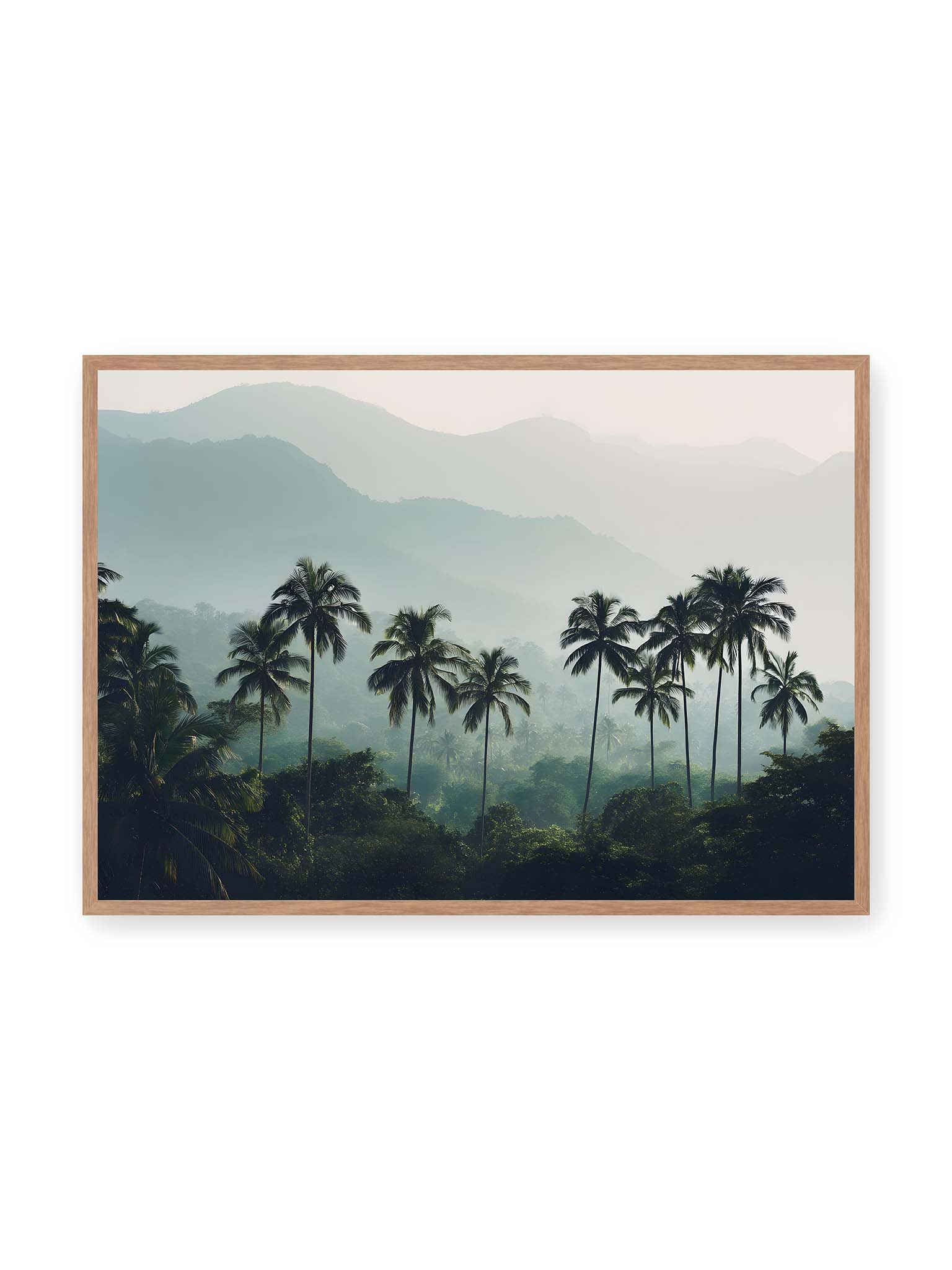 70x100 cm, Eichenrahmen – Palmen stehen dicht in nebligem Dschungel mit weichen Schichten und bergigem Hintergrund.
