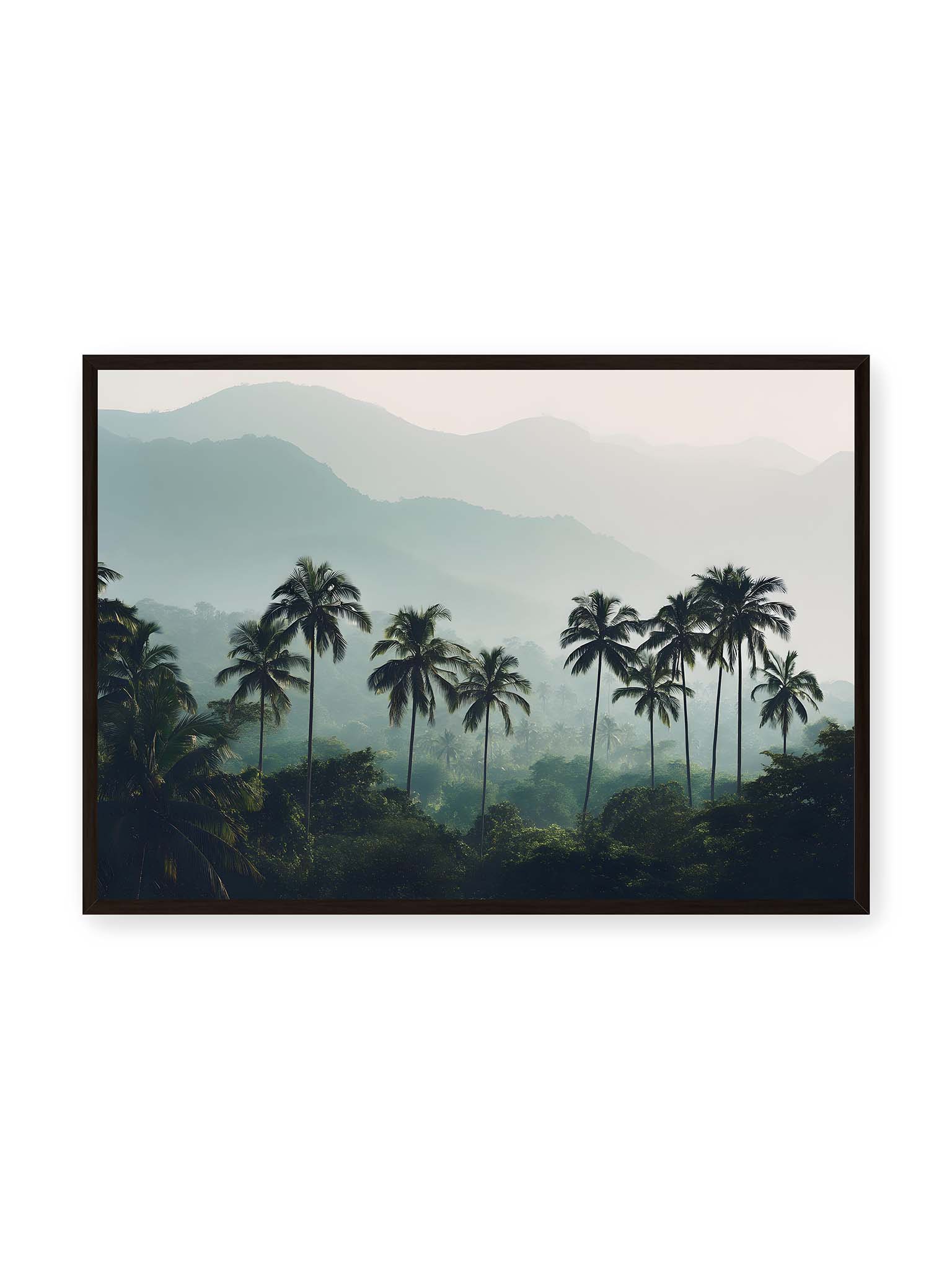 70x100 cm, schwarzer Rahmen – Palmen stehen dicht in nebligem Dschungel mit weichen Schichten und bergigem Hintergrund.