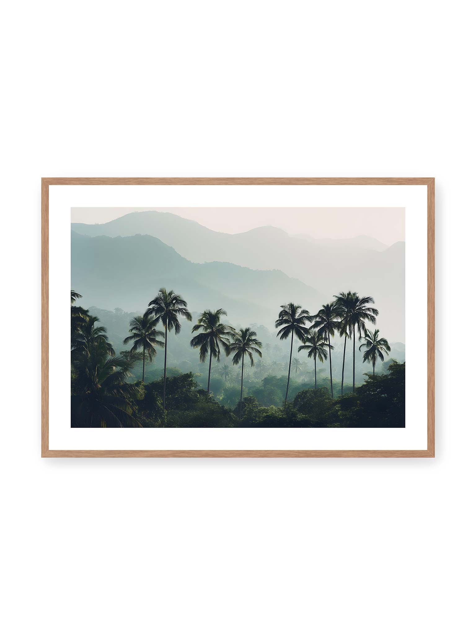 70x100 cm, weißer Galerie-Rand, Eichenrahmen – Palmen stehen dicht in nebligem Dschungel mit weichen Schichten und bergigem Hintergrund.