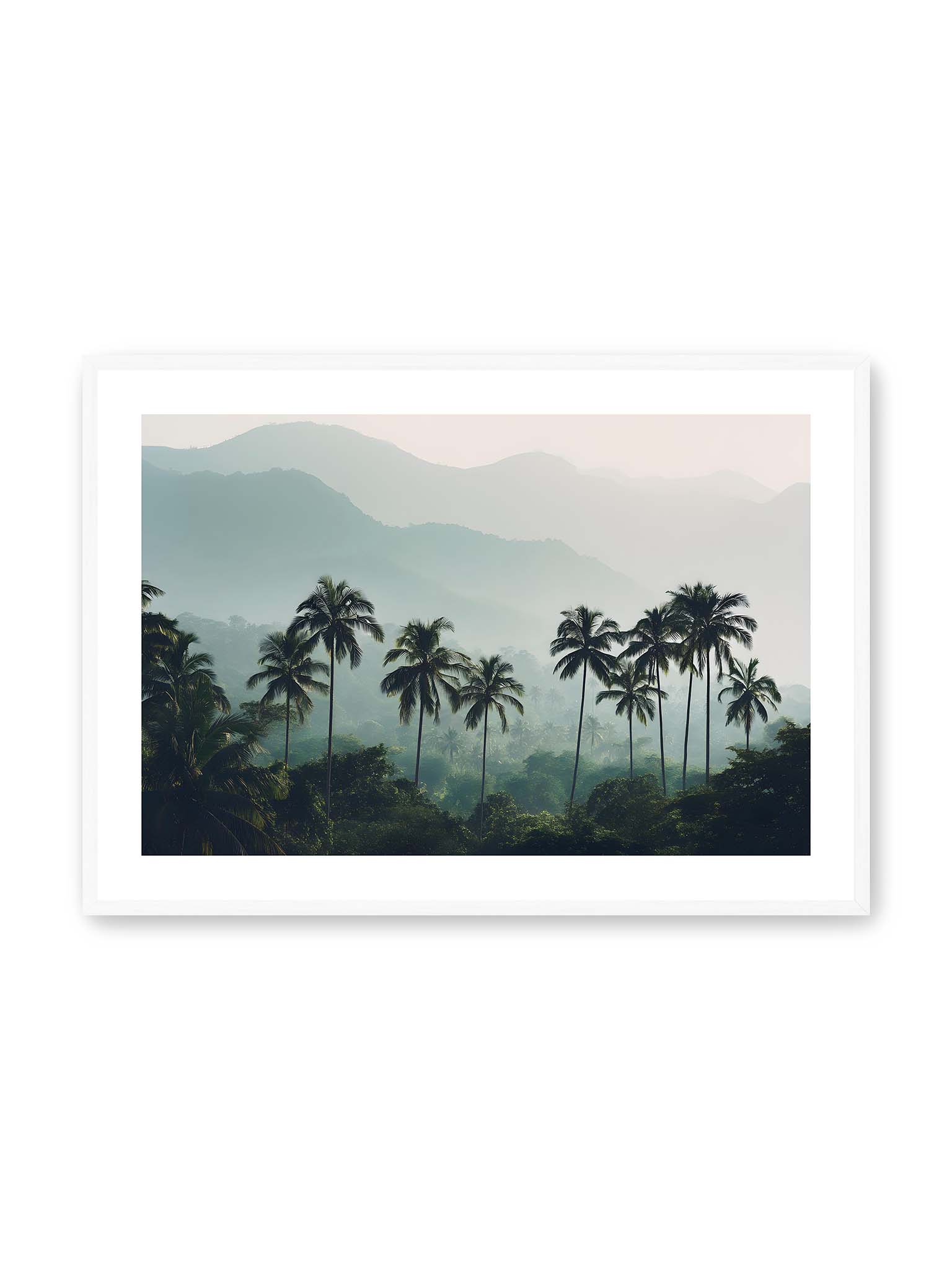 70x100 cm, weißer Galerie-Rand, weißer Rahmen – Palmen stehen dicht in nebligem Dschungel mit weichen Schichten und bergigem Hintergrund.