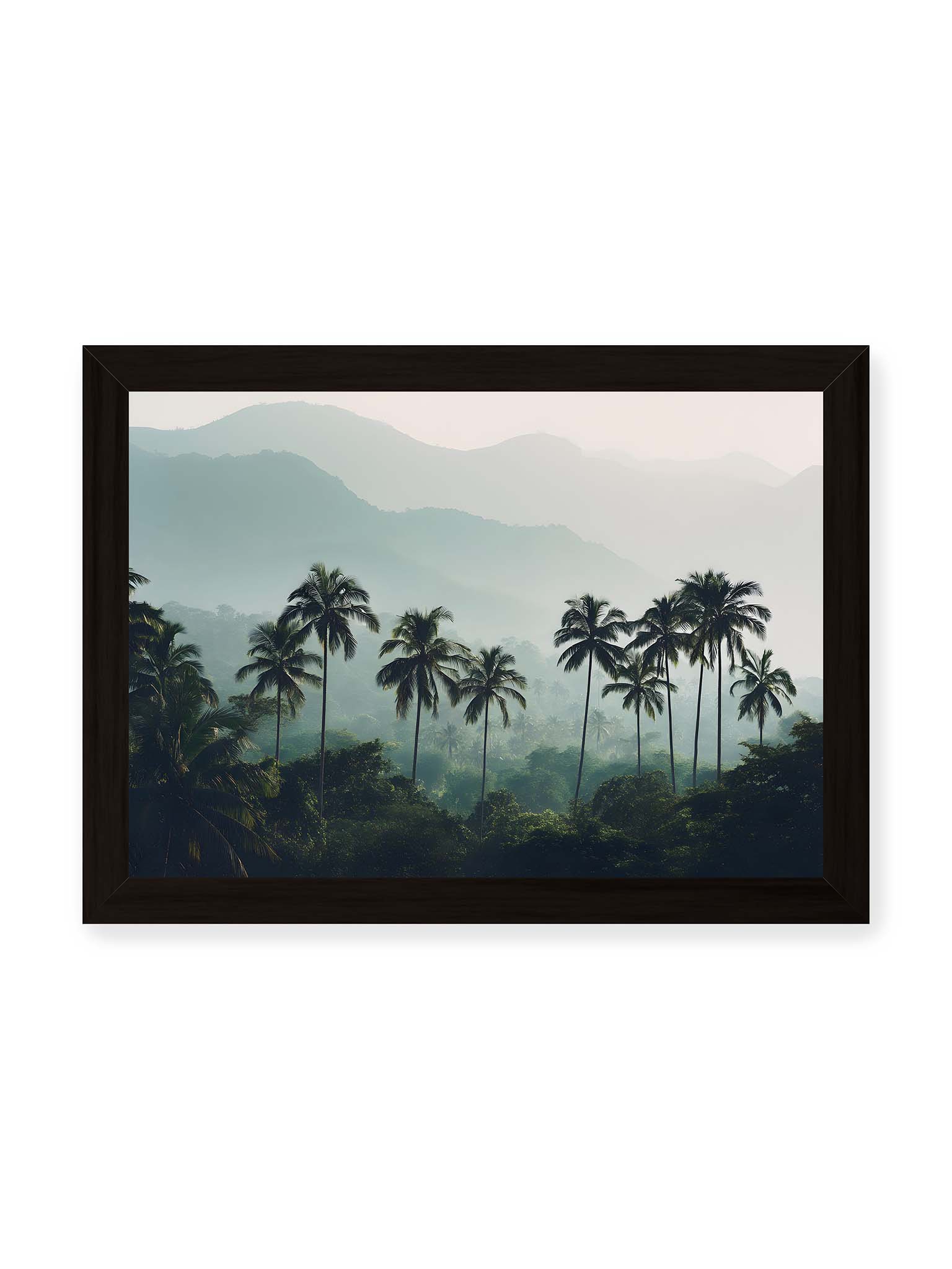 21x30 cm, schwarzer Rahmen – Palmen stehen dicht in nebligem Dschungel mit weichen Schichten und bergigem Hintergrund.