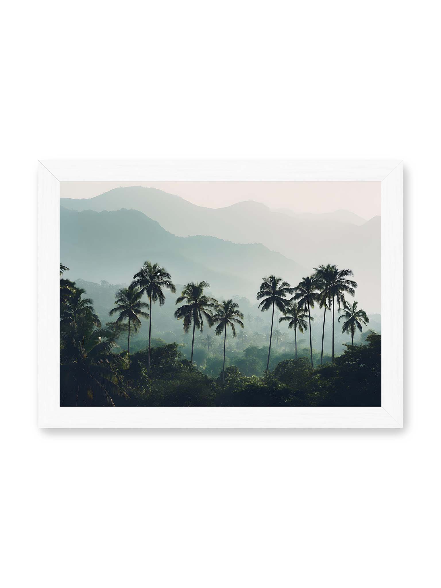 21x30 cm, weißer Rahmen – Palmen stehen dicht in nebligem Dschungel mit weichen Schichten und bergigem Hintergrund.