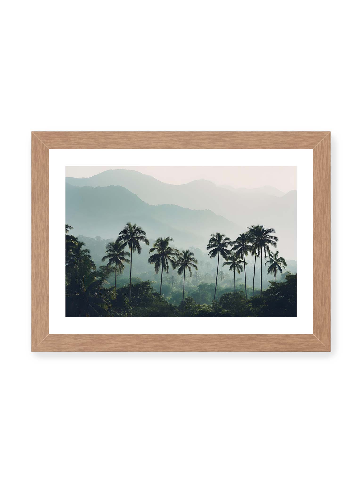 21x30 cm, weißer Galerie-Rand, Eichenrahmen – Palmen stehen dicht in nebligem Dschungel mit weichen Schichten und bergigem Hintergrund.