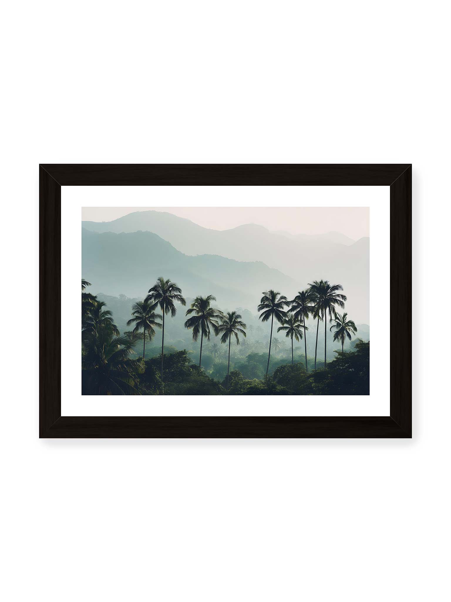 21x30 cm, weißer Galerie-Rand, schwarzer Rahmen – Palmen stehen dicht in nebligem Dschungel mit weichen Schichten und bergigem Hintergrund.