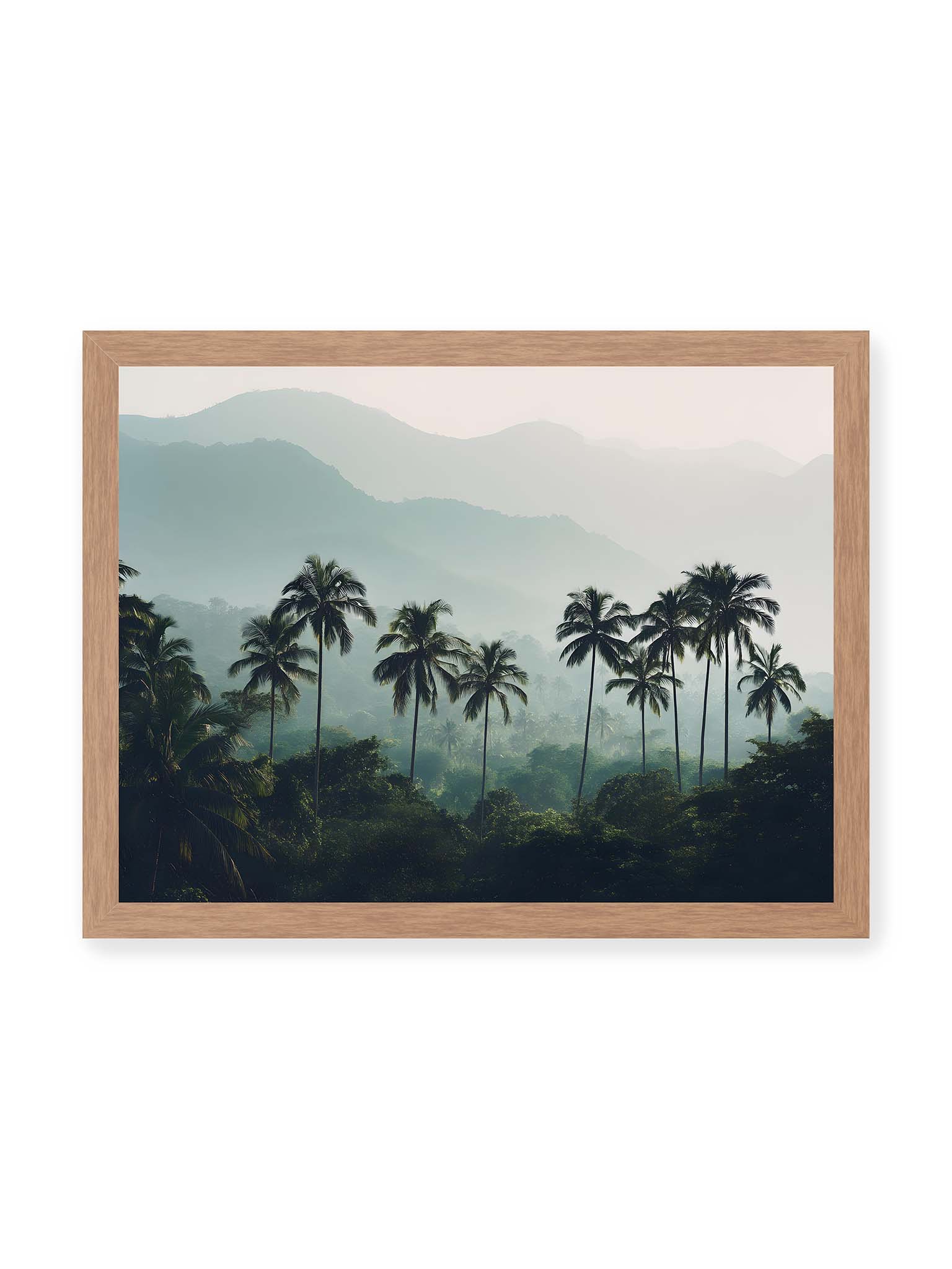30x40 cm, Eichenrahmen – Palmen stehen dicht in nebligem Dschungel mit weichen Schichten und bergigem Hintergrund.