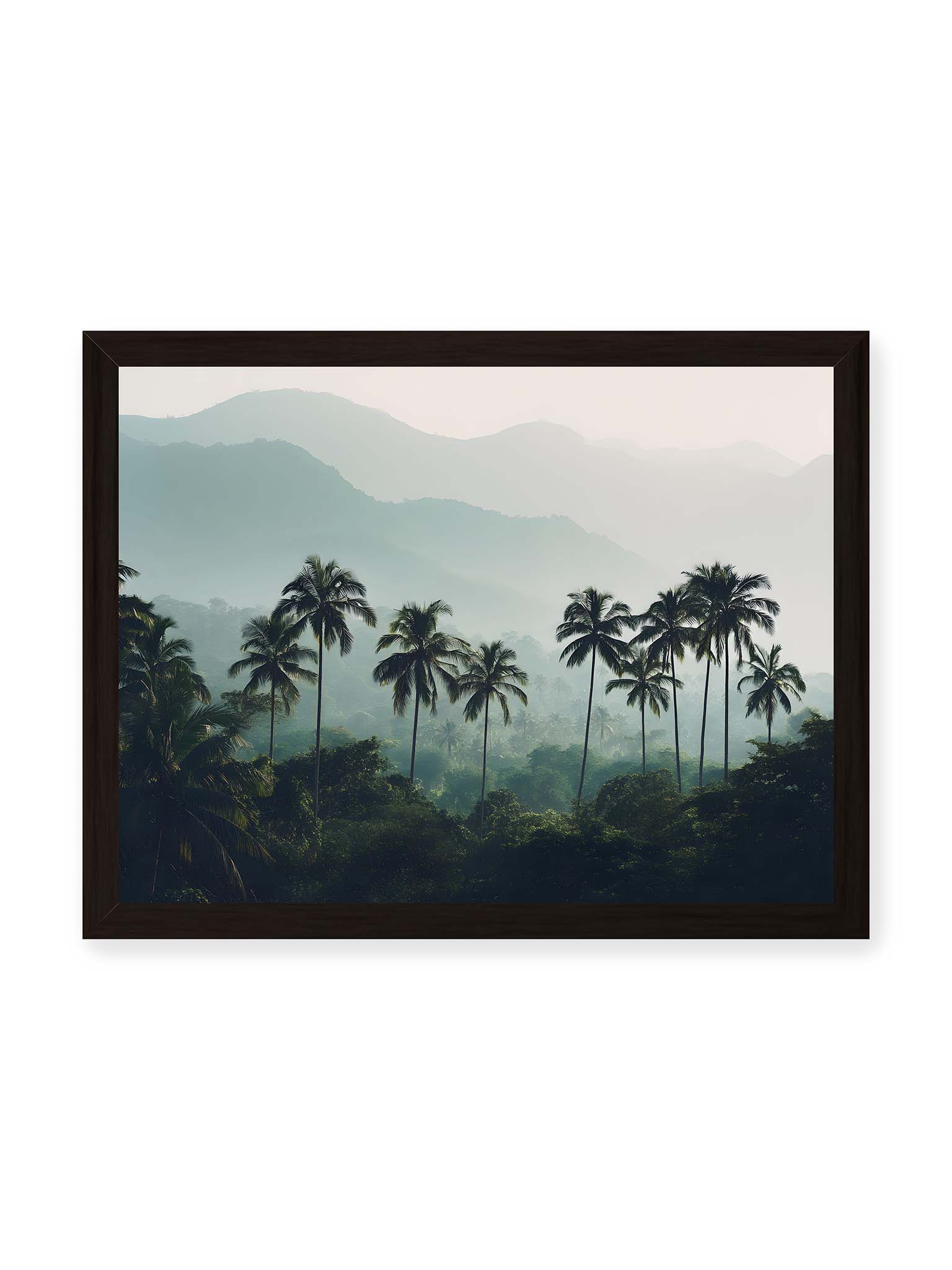 30x40 cm, schwarzer Rahmen – Palmen stehen dicht in nebligem Dschungel mit weichen Schichten und bergigem Hintergrund.