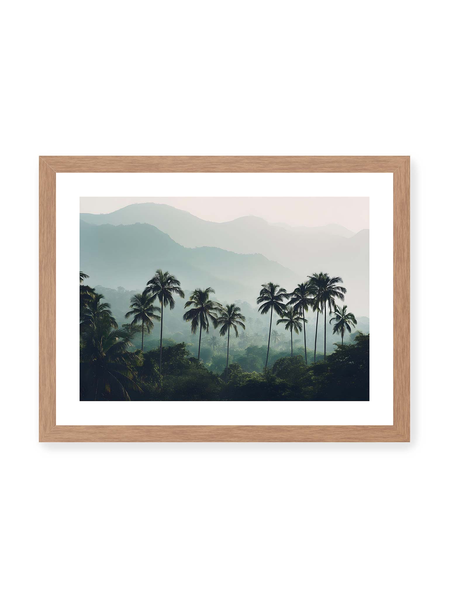 30x40 cm, weißer Galerie-Rand, Eichenrahmen – Palmen stehen dicht in nebligem Dschungel mit weichen Schichten und bergigem Hintergrund.
