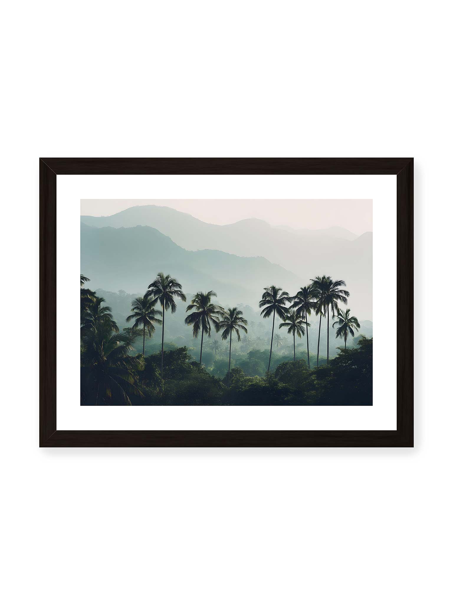 30x40 cm, weißer Galerie-Rand, schwarzer Rahmen – Palmen stehen dicht in nebligem Dschungel mit weichen Schichten und bergigem Hintergrund.