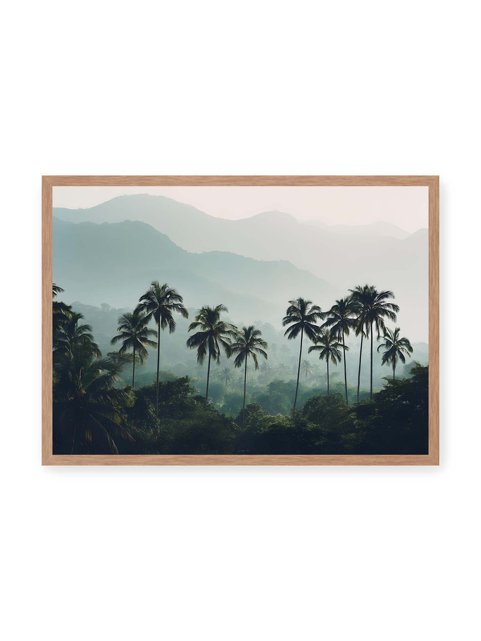 50x70 cm, Eichenrahmen – Palmen stehen dicht in nebligem Dschungel mit weichen Schichten und bergigem Hintergrund.