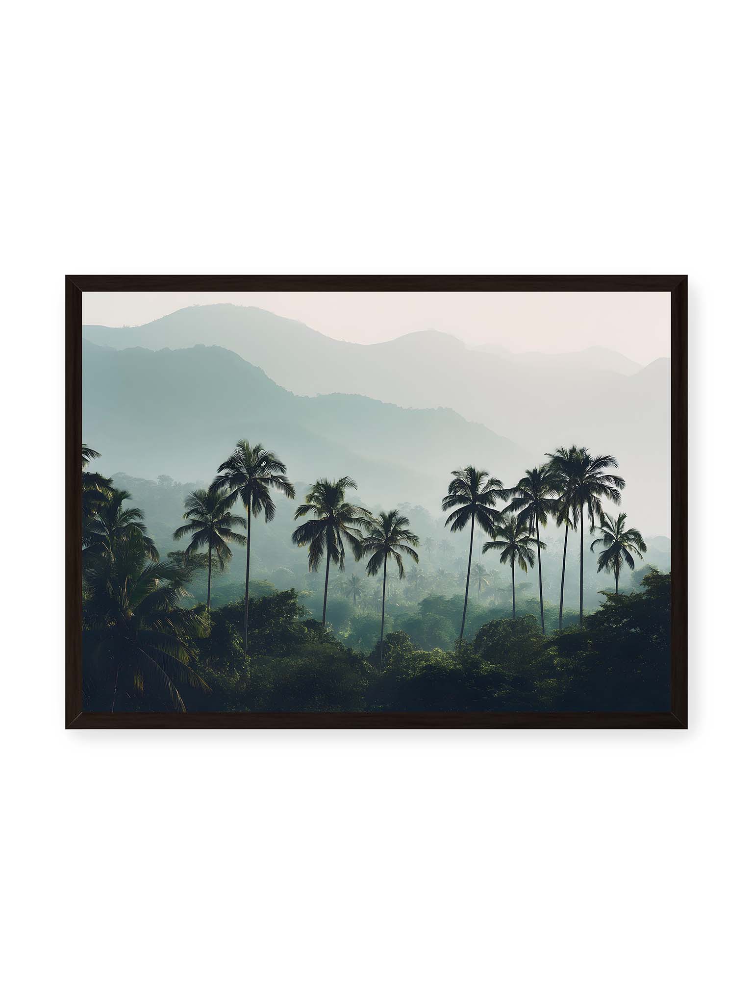 50x70 cm, schwarzer Rahmen – Palmen stehen dicht in nebligem Dschungel mit weichen Schichten und bergigem Hintergrund.