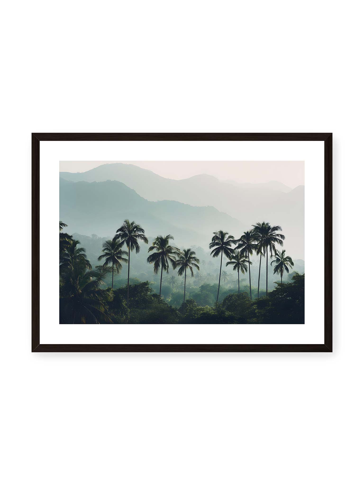 50x70 cm, weißer Galerie-Rand, schwarzer Rahmen – Palmen stehen dicht in nebligem Dschungel mit weichen Schichten und bergigem Hintergrund.
