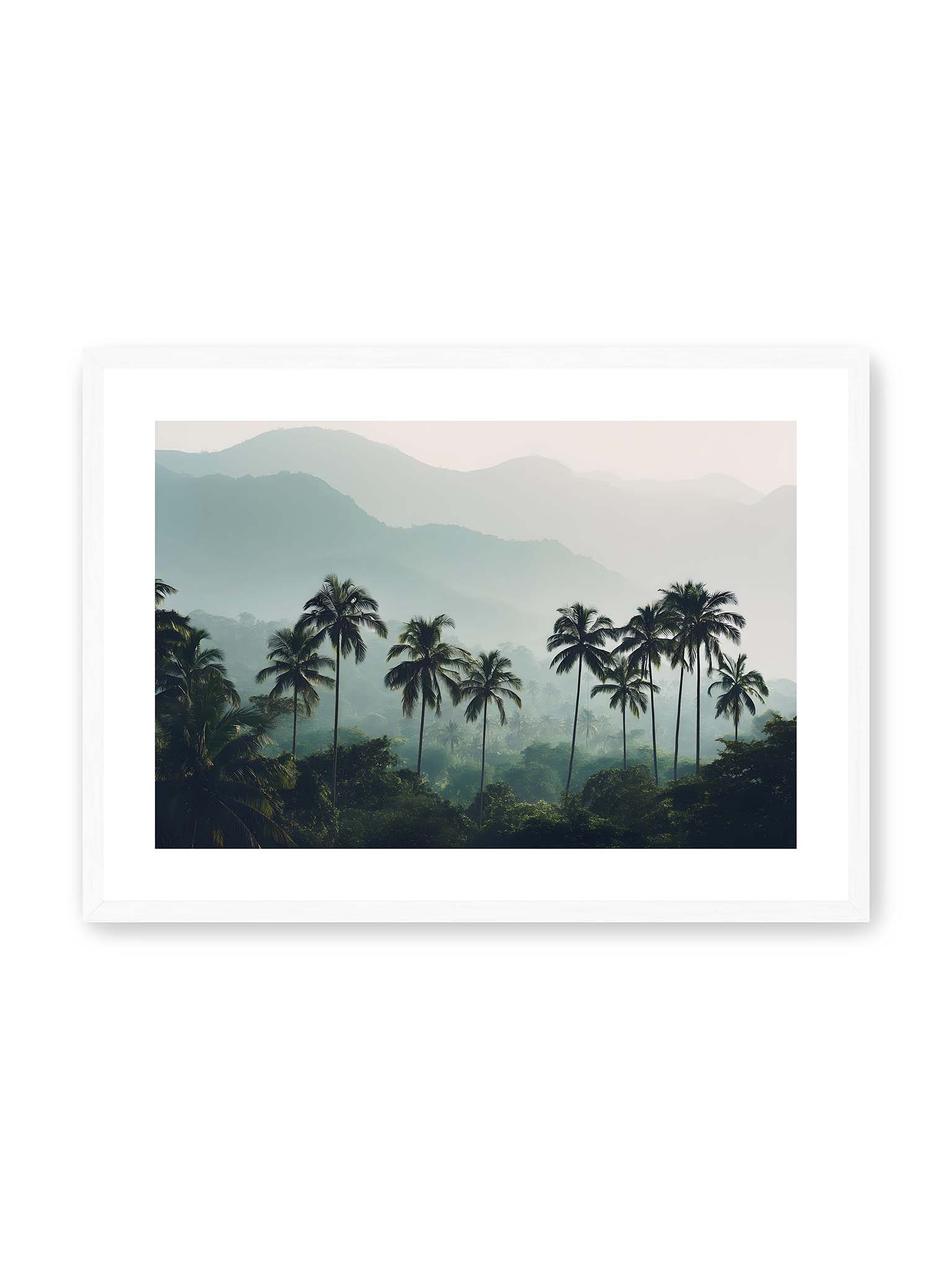 50x70 cm, weißer Galerie-Rand, weißer Rahmen – Palmen stehen dicht in nebligem Dschungel mit weichen Schichten und bergigem Hintergrund.