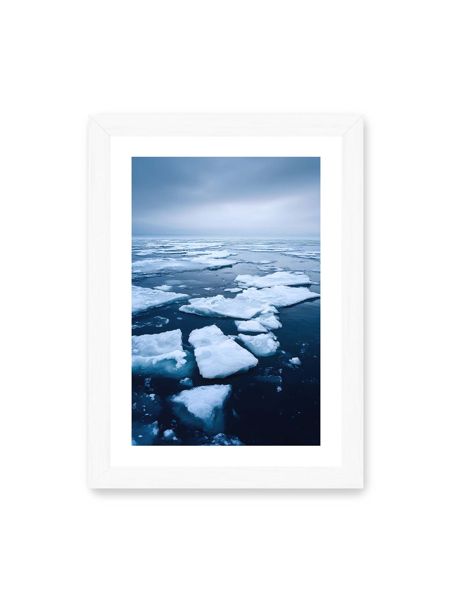 21x30 cm, weißer Galerie-Rand, weißer Rahmen – Zerbrochene Eisschollen treiben auf dunklem Wasser unter bewölktem Himmel.