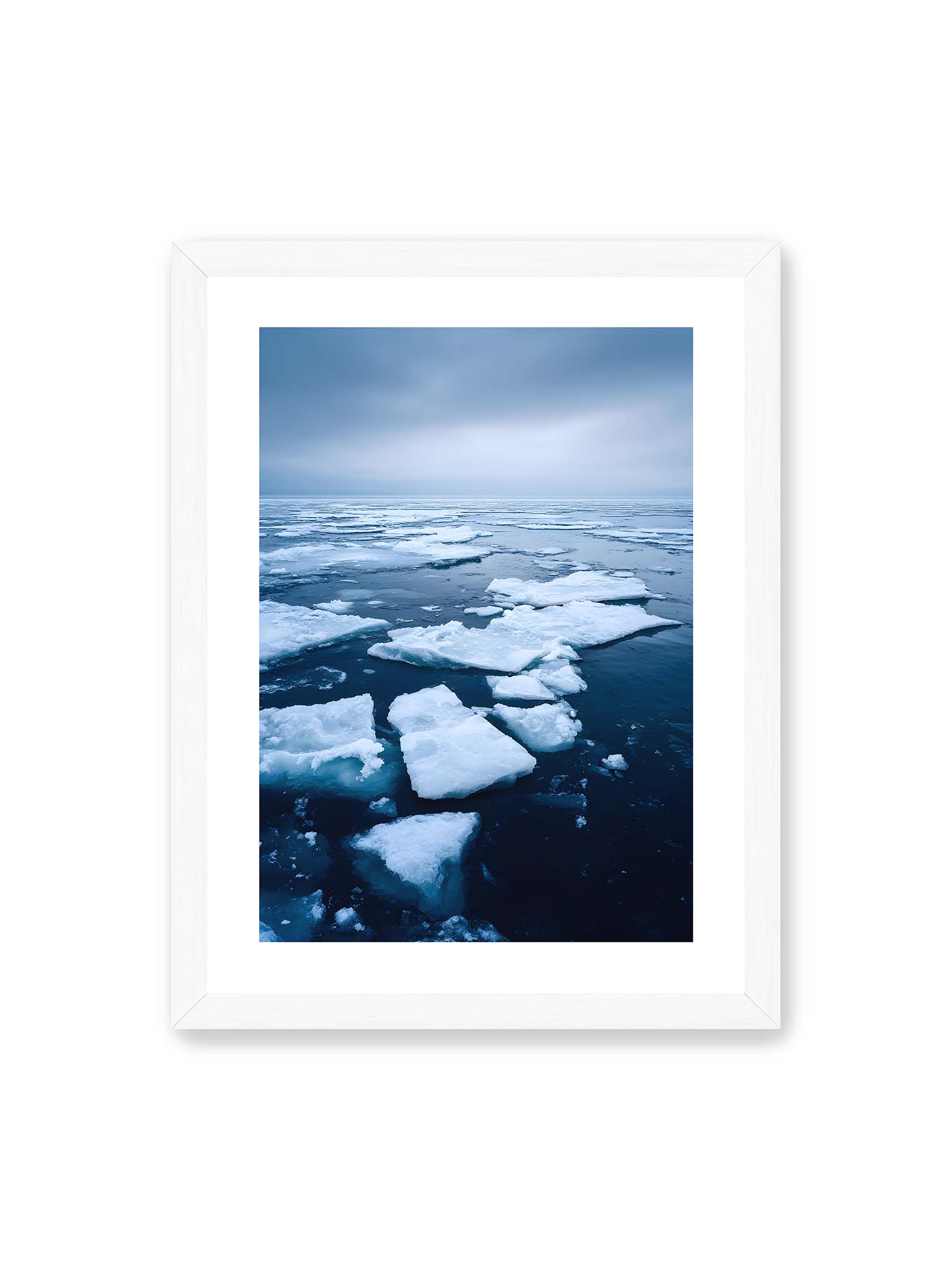 30x40 cm, weißer Galerie-Rand, weißer Rahmen – Zerbrochene Eisschollen treiben auf dunklem Wasser unter bewölktem Himmel.