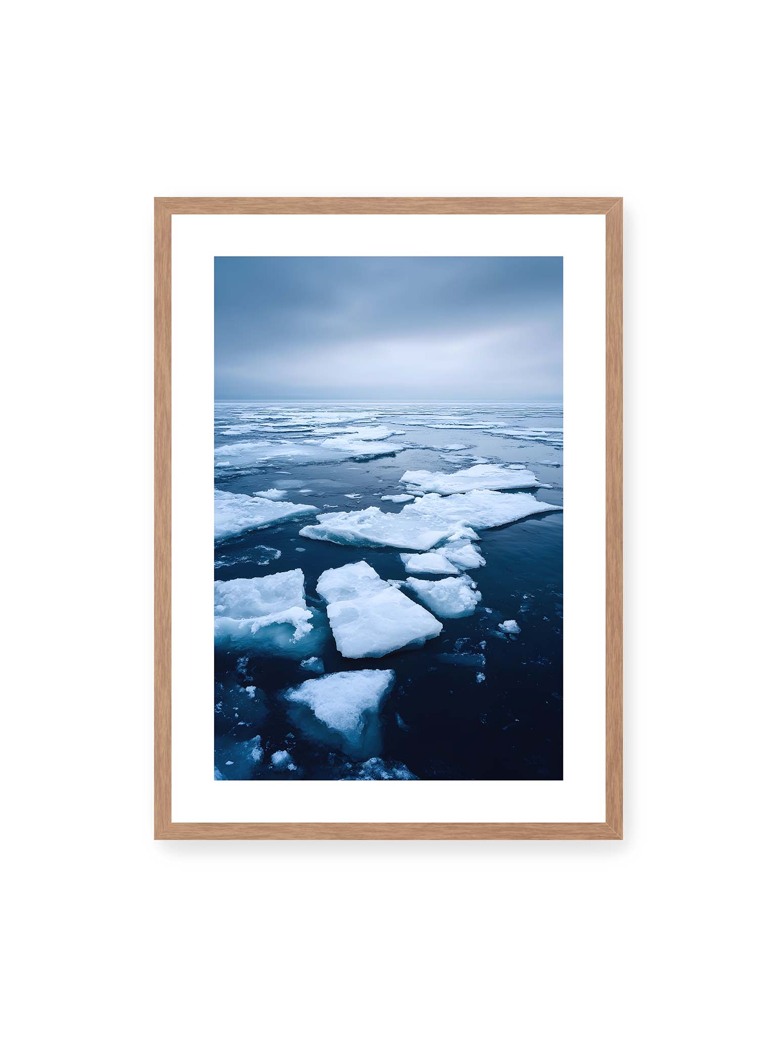 50x70 cm, weißer Galerie-Rand, Eichenrahmen – Zerbrochene Eisschollen treiben auf dunklem Wasser unter bewölktem Himmel.