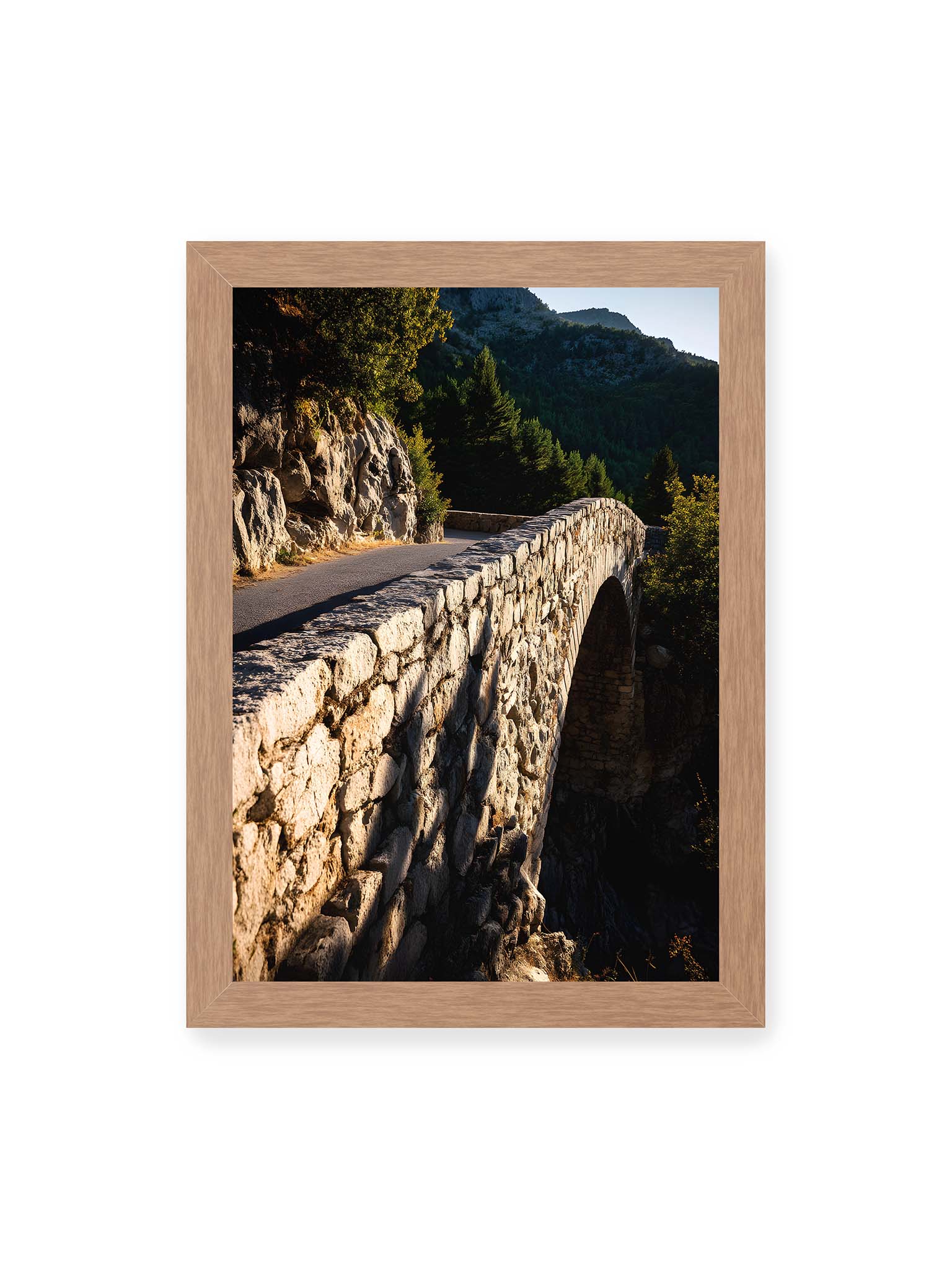 21x30 cm, Eichenrahmen – Steinbrücke mit architektonischem Bogen, beleuchtet vom Abendlicht, umrahmt von einer grünen Landschaft.