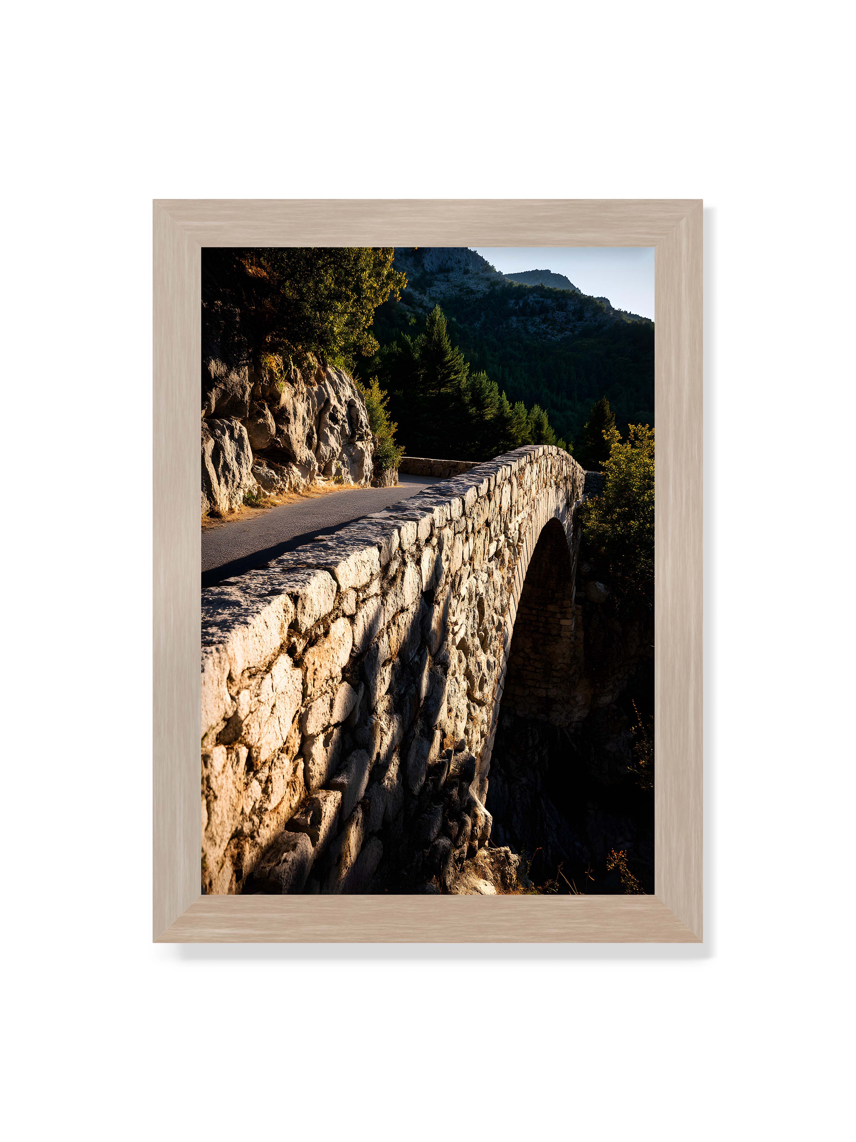 21x30 cm ohne Galerie-Rand im Eichenrahmen – Steinbrücke mit architektonischem Bogen, beleuchtet vom Abendlicht, umrahmt von einer grünen Landschaft.
