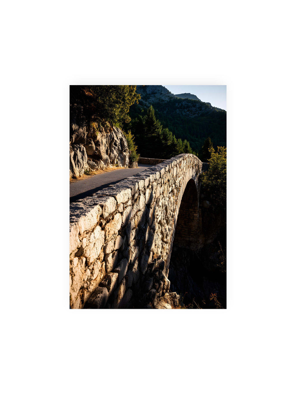 21x30 cm ohne Galerie-Rand ohne Rahmen – Steinbrücke mit architektonischem Bogen, beleuchtet vom Abendlicht, umrahmt von einer grünen Landschaft.