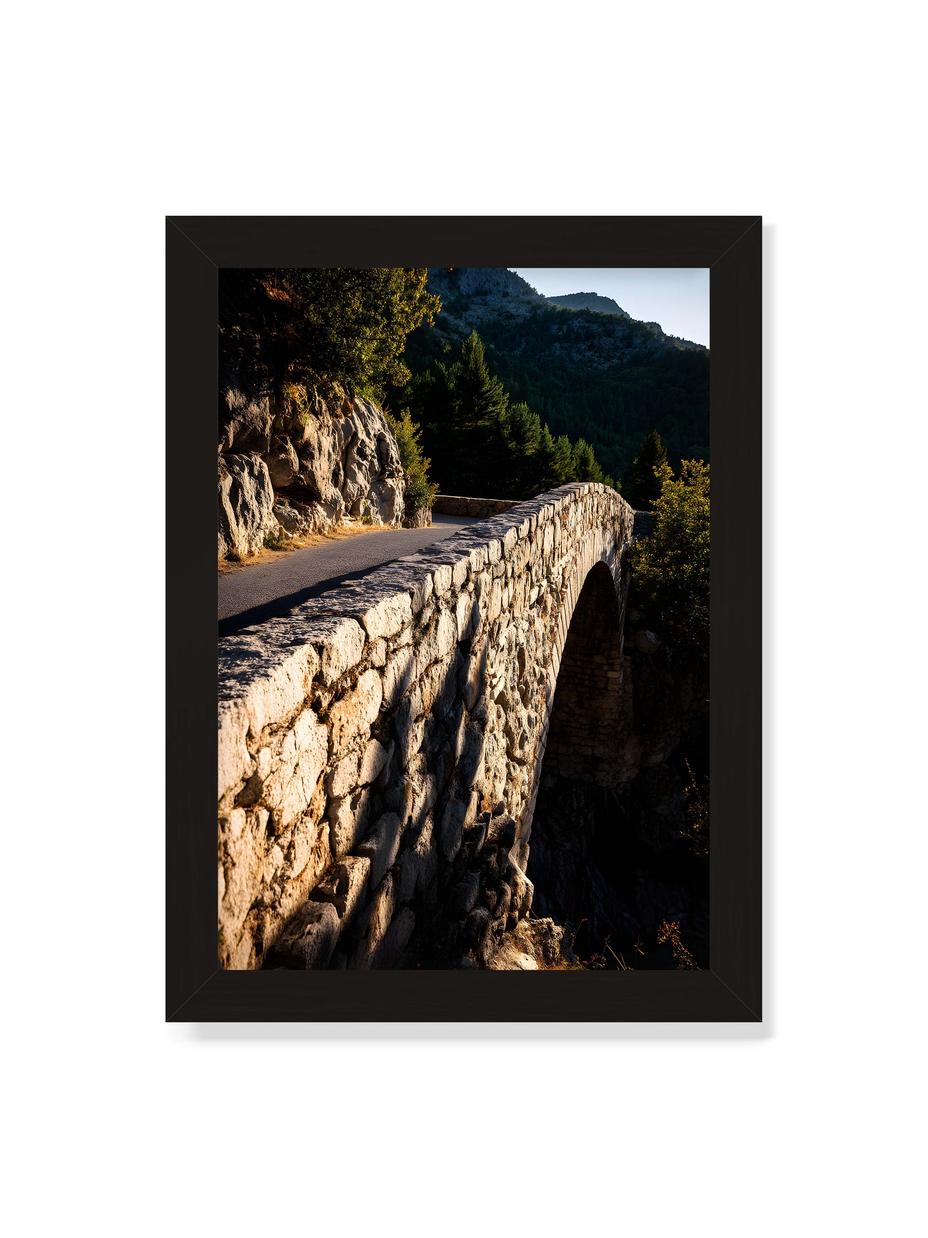21x30 cm ohne Galerie-Rand mit schwarzem Rahmen – Steinbrücke mit architektonischem Bogen, beleuchtet vom Abendlicht, umrahmt von einer grünen Landschaft.