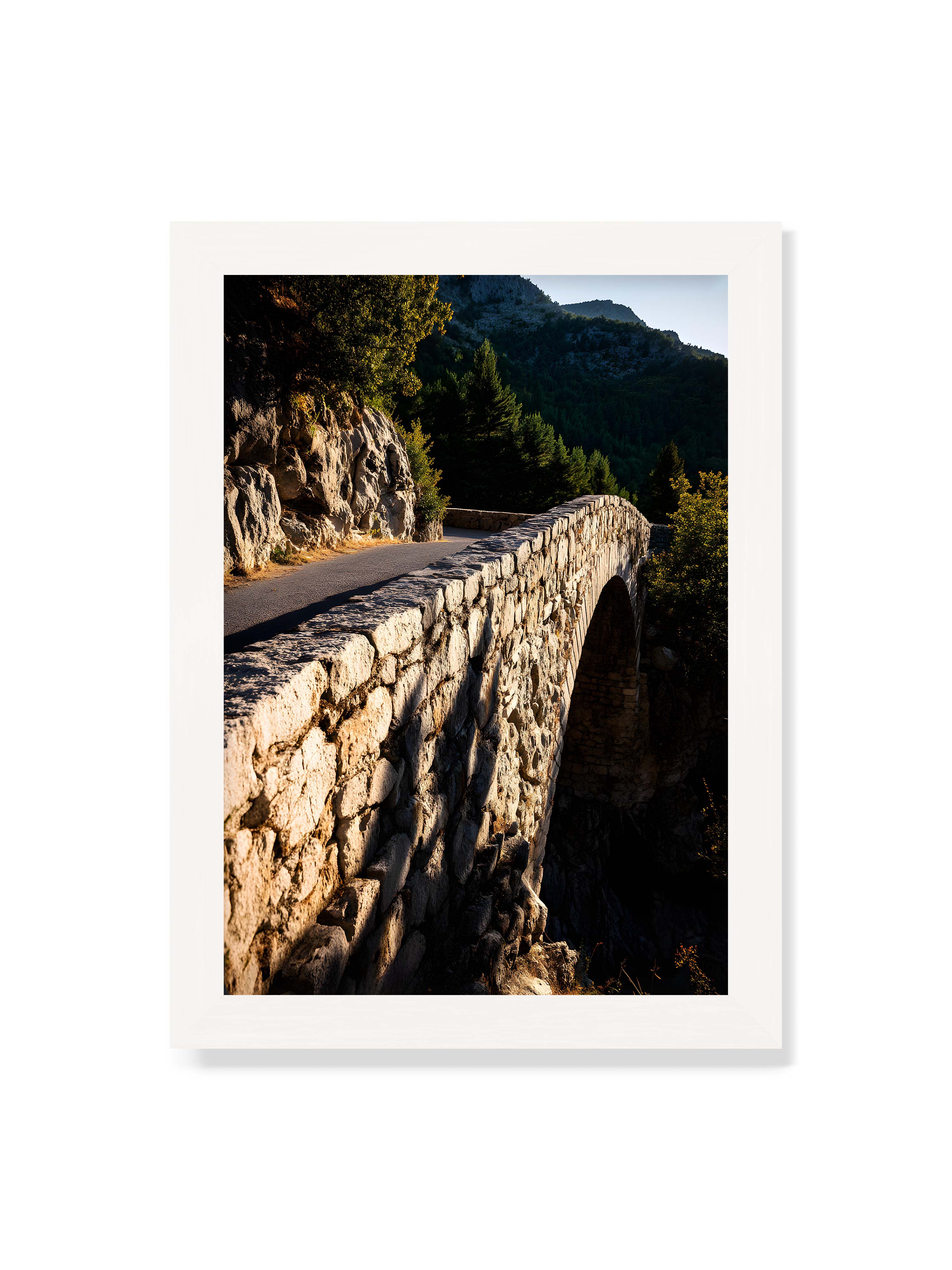 21x30 cm ohne Galerie-Rand mit weißem Rahmen – Steinbrücke mit architektonischem Bogen, beleuchtet vom Abendlicht, umrahmt von einer grünen Landschaft.