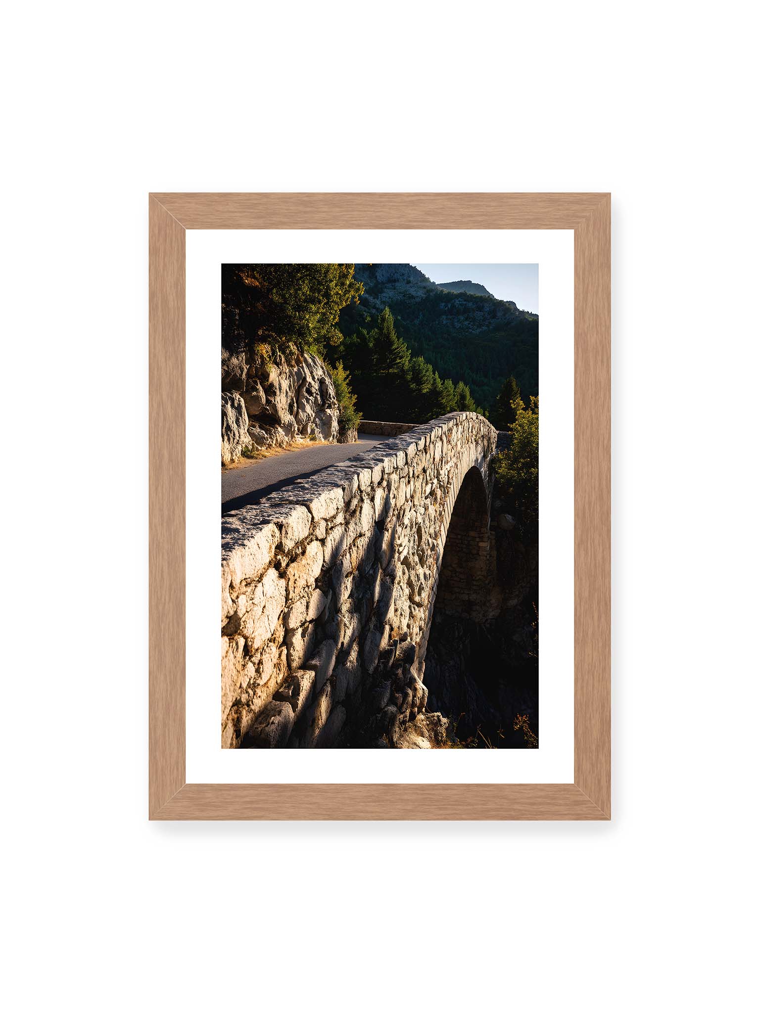 21x30 cm, weißer Galerie-Rand, Eichenrahmen – Steinbrücke mit architektonischem Bogen, beleuchtet vom Abendlicht, umrahmt von einer grünen Landschaft.