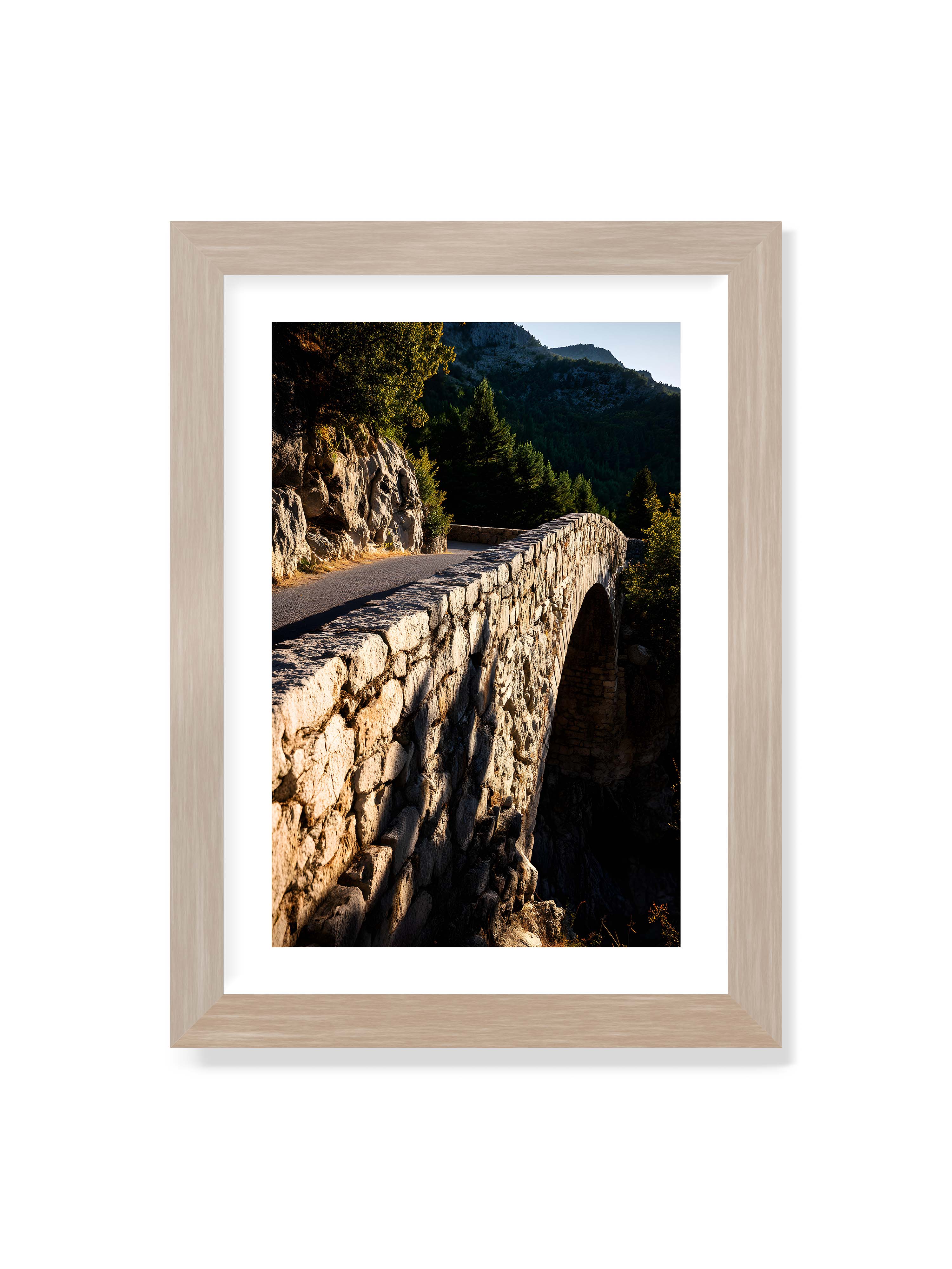 21x30 cm mit weißem Galerie-Rand im Eichenrahmen – Steinbrücke mit architektonischem Bogen, beleuchtet vom Abendlicht, umrahmt von einer grünen Landschaft.