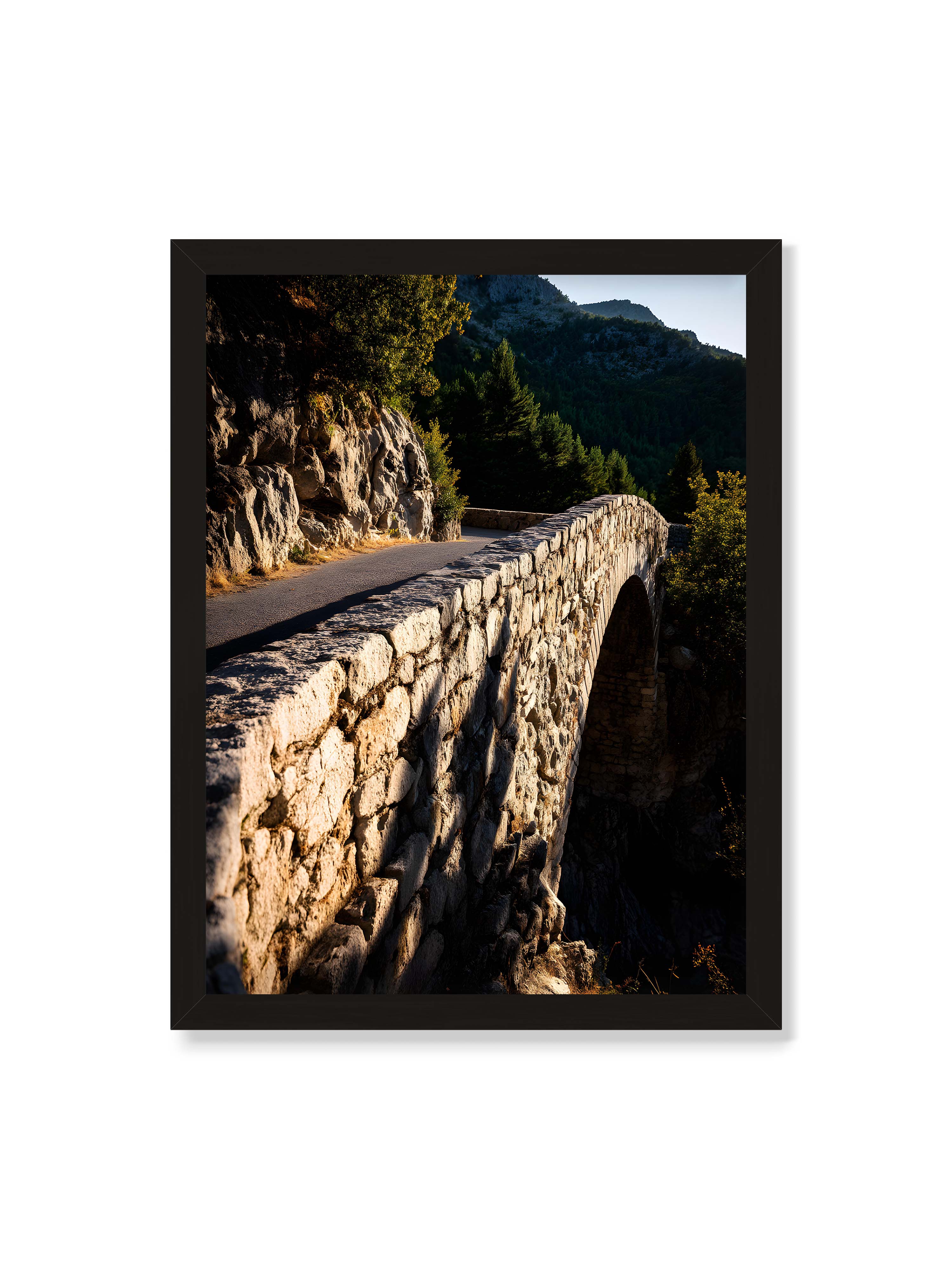 30x40 cm ohne Galerie-Rand mit schwarzem Rahmen – Steinbrücke mit architektonischem Bogen, beleuchtet vom Abendlicht, umrahmt von einer grünen Landschaft.
