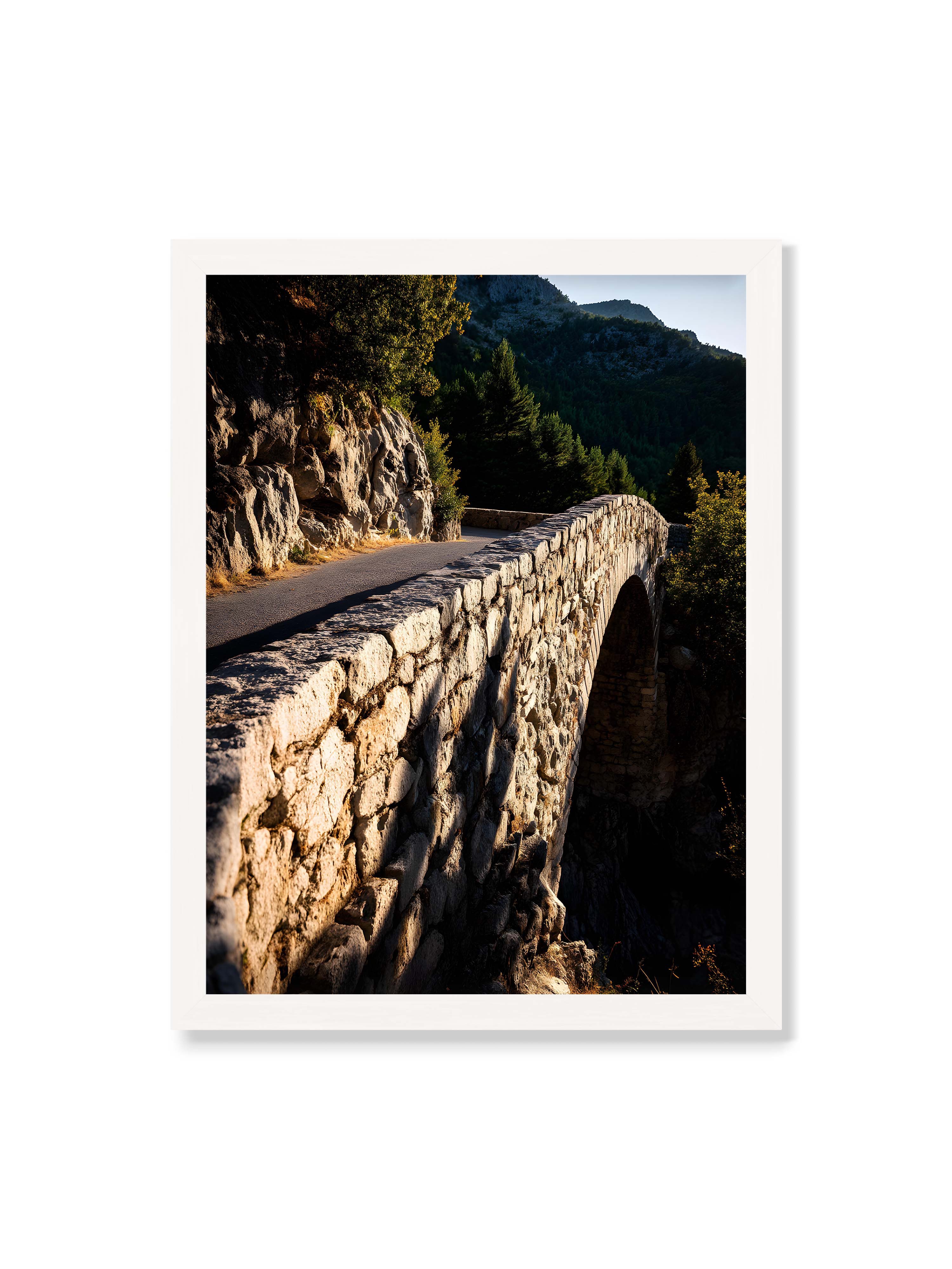 30x40 cm ohne Galerie-Rand mit weißem Rahmen – Steinbrücke mit architektonischem Bogen, beleuchtet vom Abendlicht, umrahmt von einer grünen Landschaft.