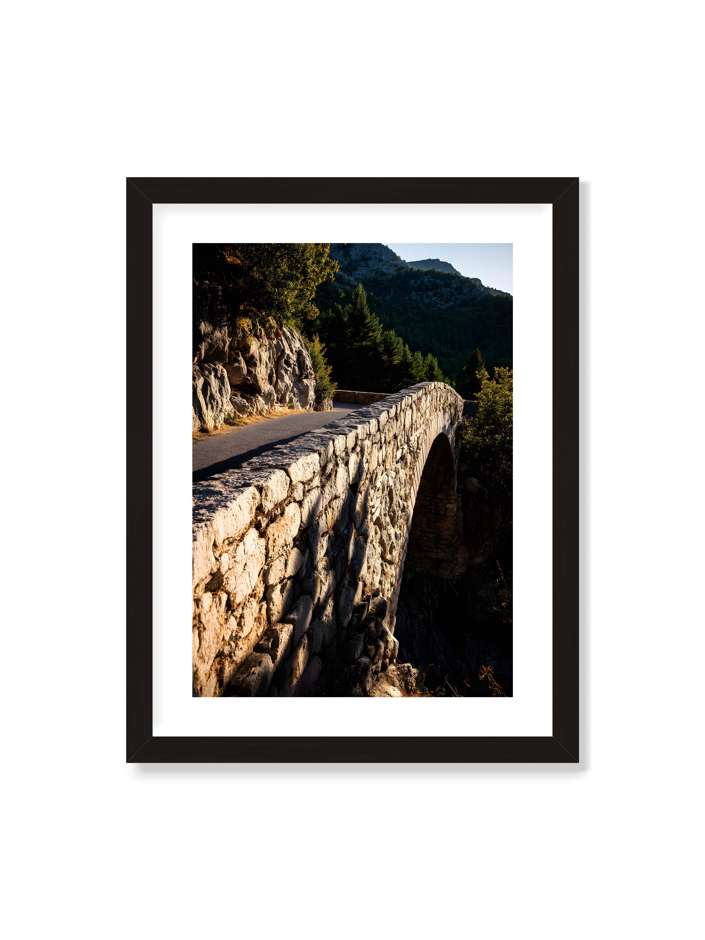 30x40 cm mit weißem Galerie-Rand mit schwarzem Rahmen – Steinbrücke mit architektonischem Bogen, beleuchtet vom Abendlicht, umrahmt von einer grünen Landschaft.