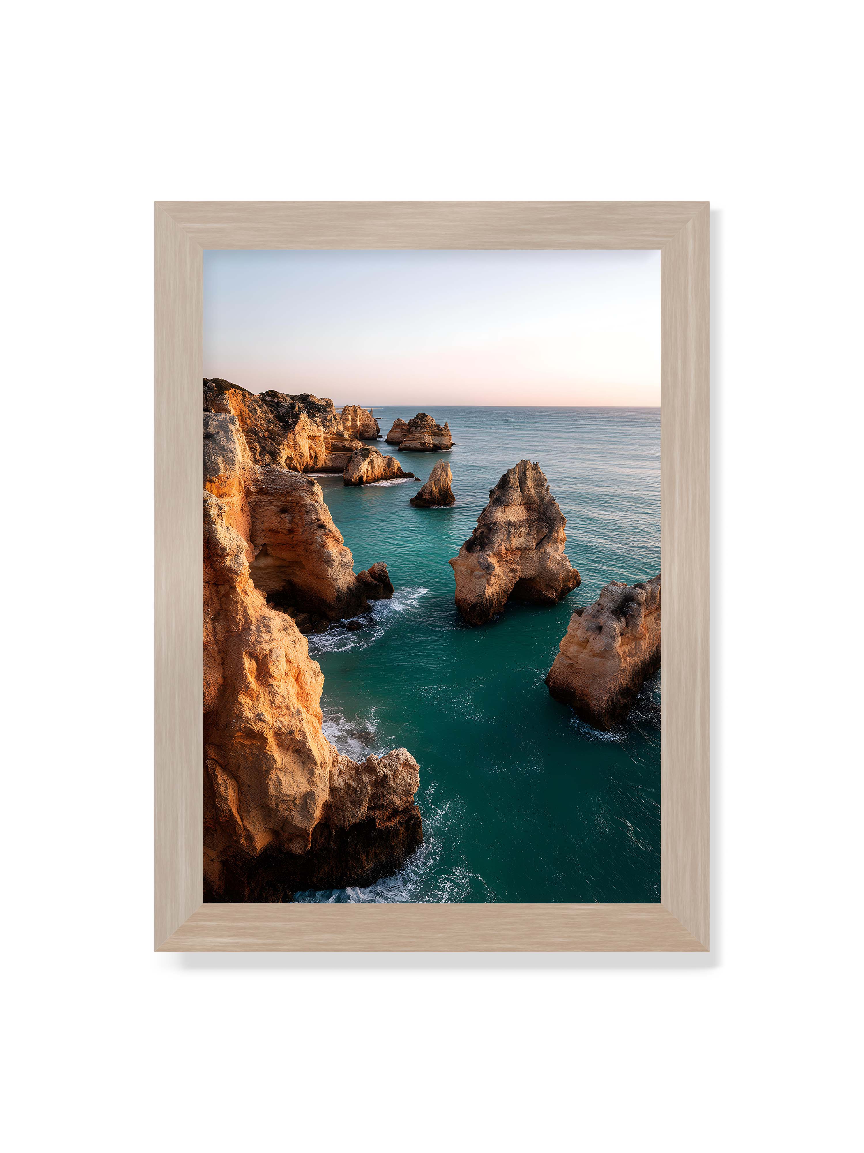 21x30 cm ohne Galerie-Rand im Eichenrahmen – Felsformationen an der Küste, umgeben von azurblauem Wasser und goldenem Licht des späten Nachmittags.